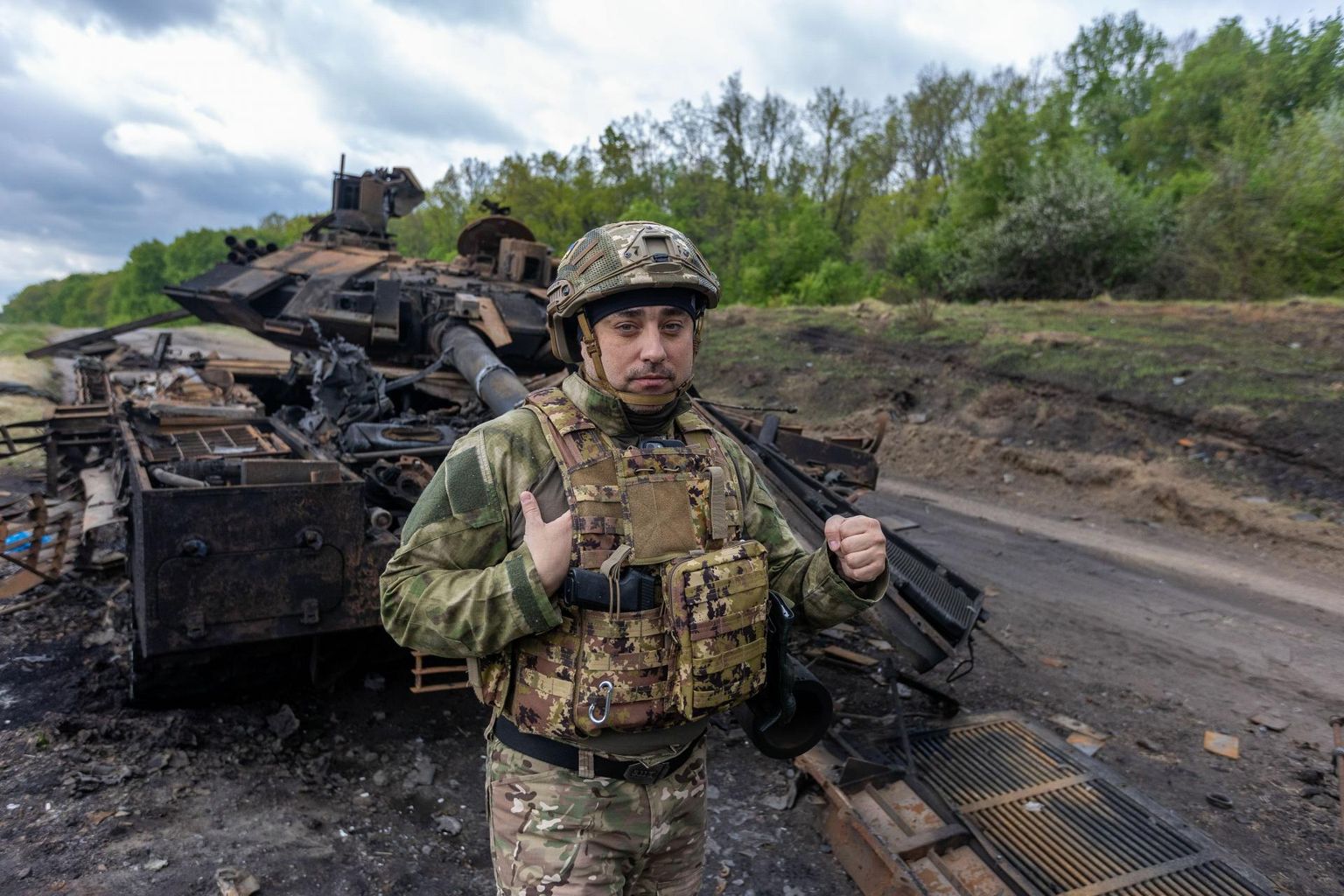 Harkivi oblasti garnisoni ülem Serhii Melnik reedel Starõi Saltivi külas Vene armee ühe parema tanki T-90M vraki ees. Ukrainlaste 127. brigaad vabastas küla viis päeva tagasi, reedeks olid nad sealt veel 14 kilomeetrit Venemaa poole edasi liikunud. 