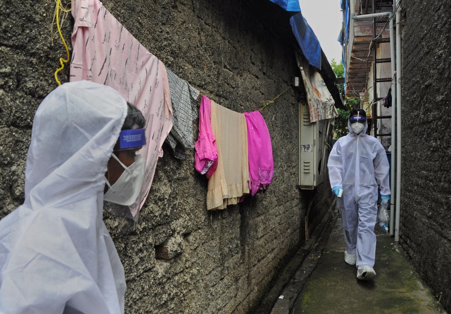 Kaitserõivastes tervishoiutöötajad Indias Mumbai linna slummis. Riigis on viimasel ajal järsult kasvanud koroonaviirusega nakatumine. 