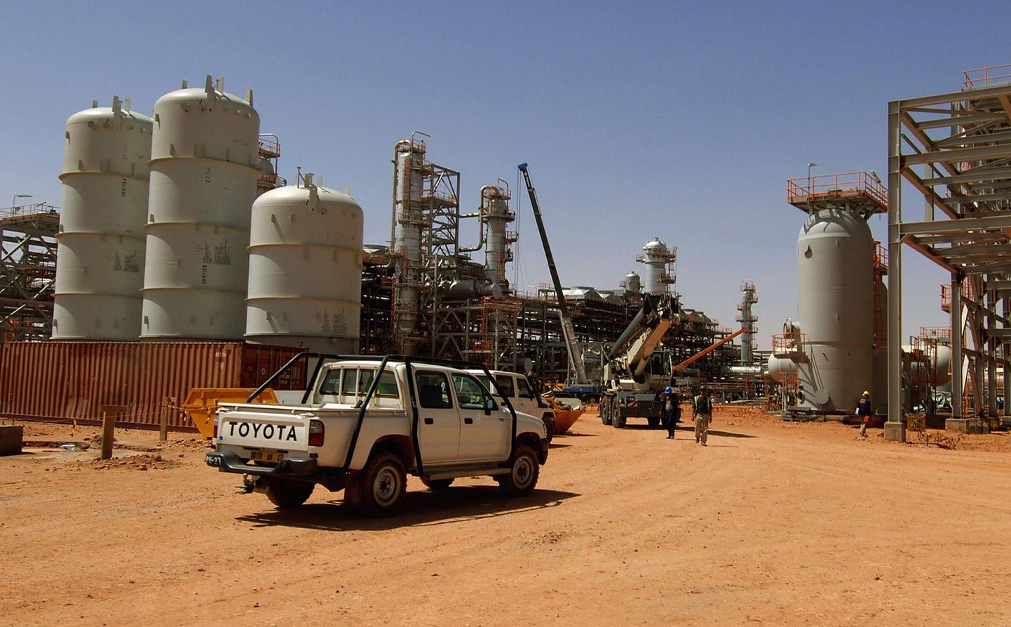 Sõidukid Alžeerias In Amenase gaasiväljal, kus eile algas pantvangikriis.
