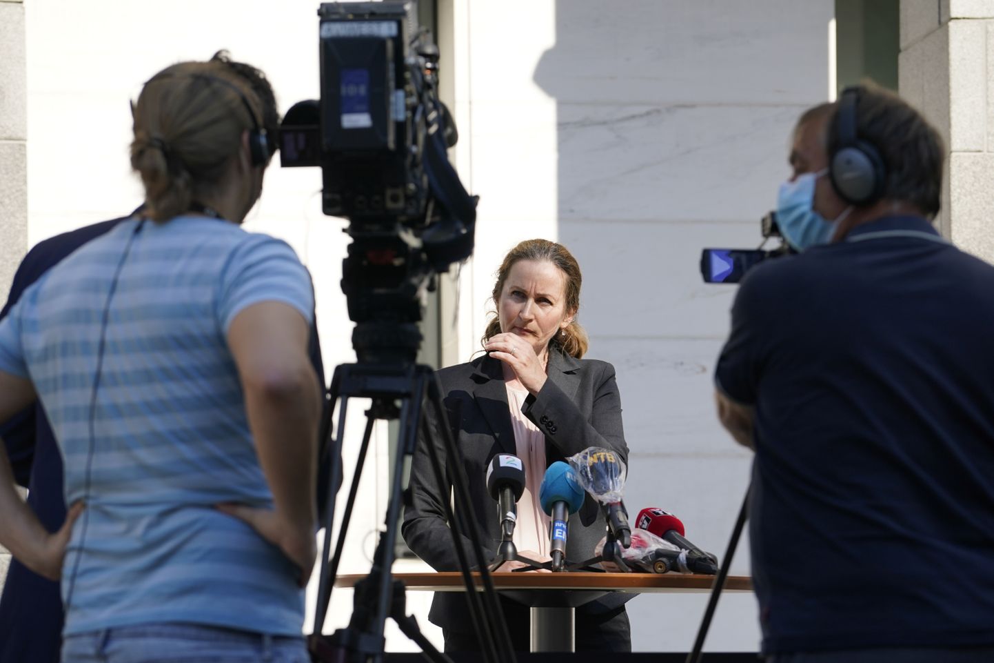 Norra politsei julgeolekuteenistuse advokaat Line Nygaard rääkimas nädala alguses ajakirjanikega luuramises kahtlustatud Norra kodaniku vahistamisest.