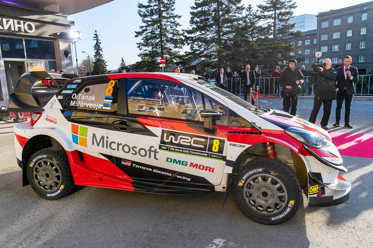 Ott Tänak ja Martin Järveoja saabusid filmi esilinastusele WRC autoga. 