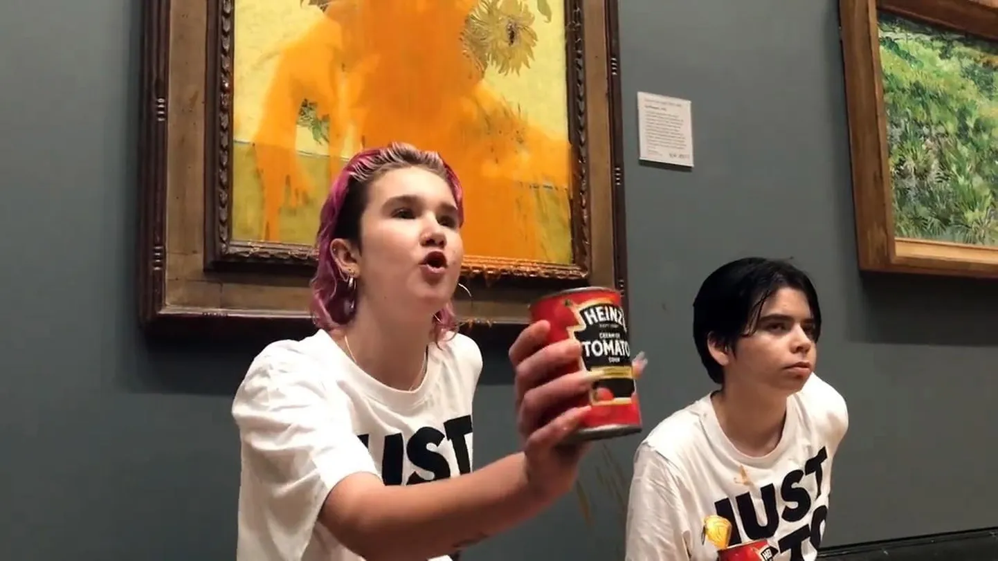 Kaks protestijat, kes viskasid eile tomatisuppi Vincent van Gogh «Päevalillede» maalile Londoni rahvusgaleriis.