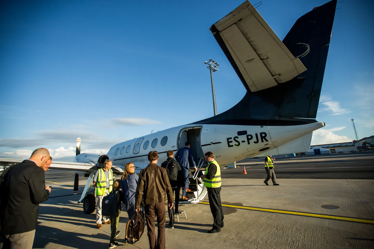 Suve hakust hakkas Tallinna ja Kuressaare ning Tallinna ja Kärdla vahet lendama Aviesi asemel Leedu lennufirma Transaviabaltika.