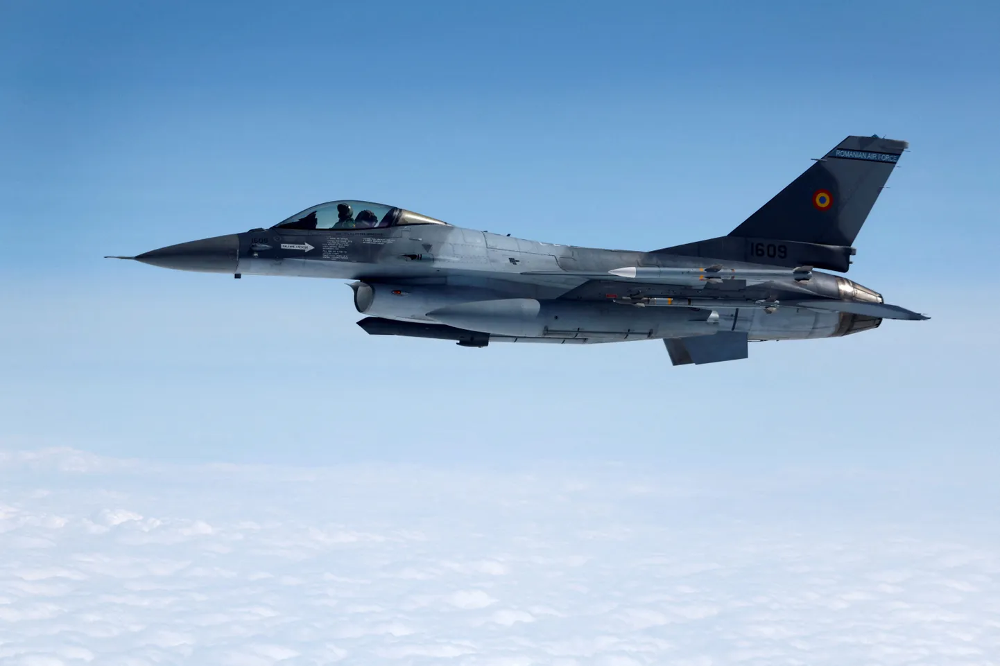 Rumeenia õhujõudude hävitaja F-16 lendamas.