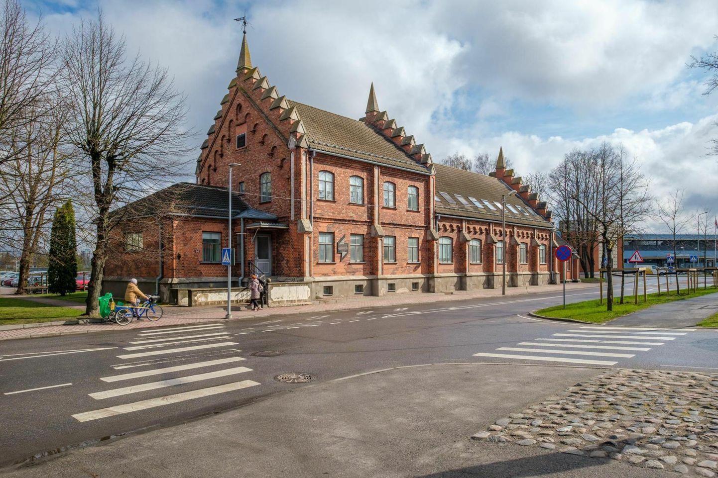 Pärnus Lai 14 asuv kunagine sotsiaalkindlustusameti hoone kohandatakse sõjapõgenike ühiselamuks.