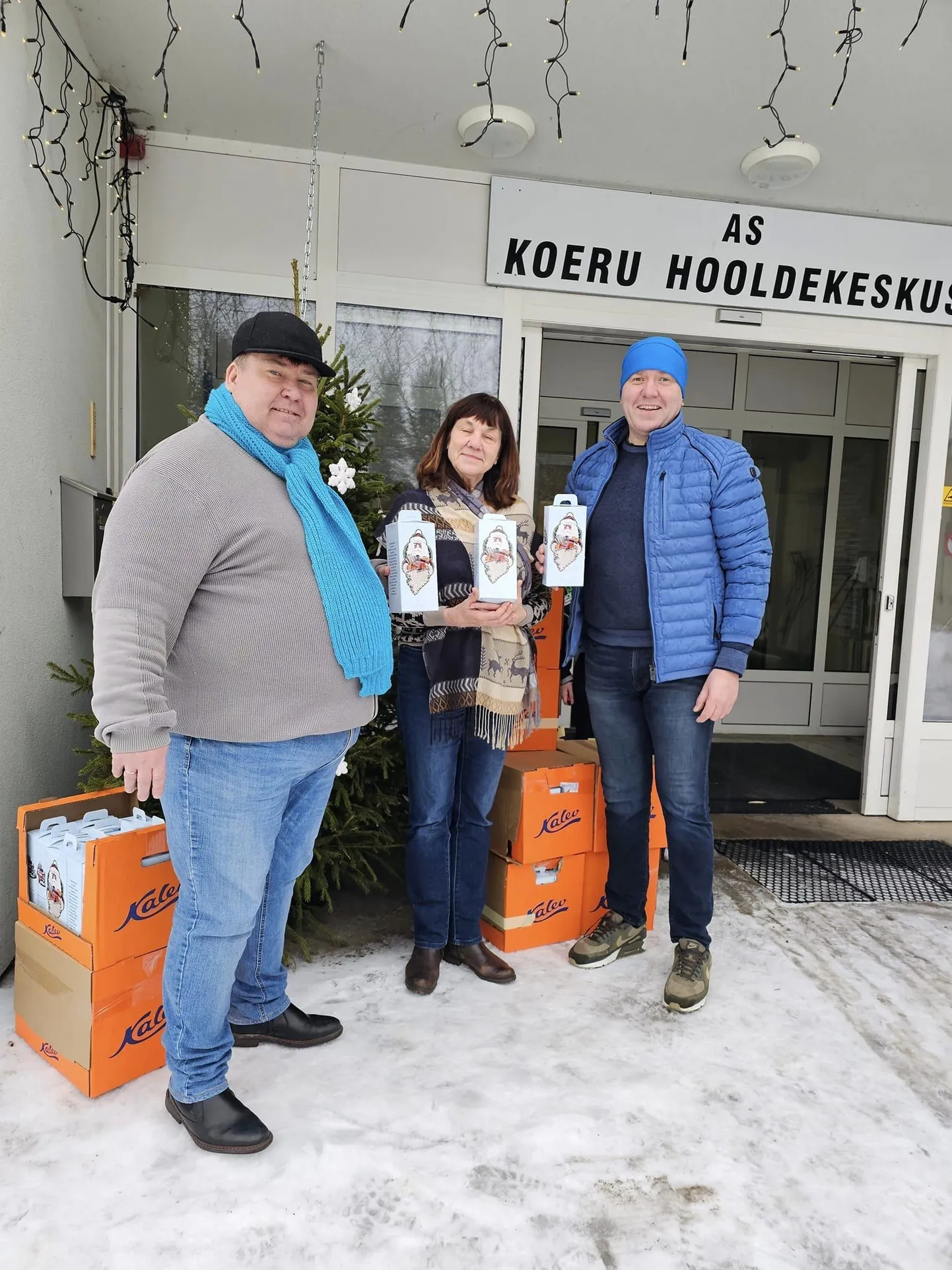 Koeru Hooldekeskuse juht Rünno Lass (vasakul) võttis jõuluvana Preedikult vastu 140 kommipakki, mis jagati laiali hooldekeskuse elanikele.