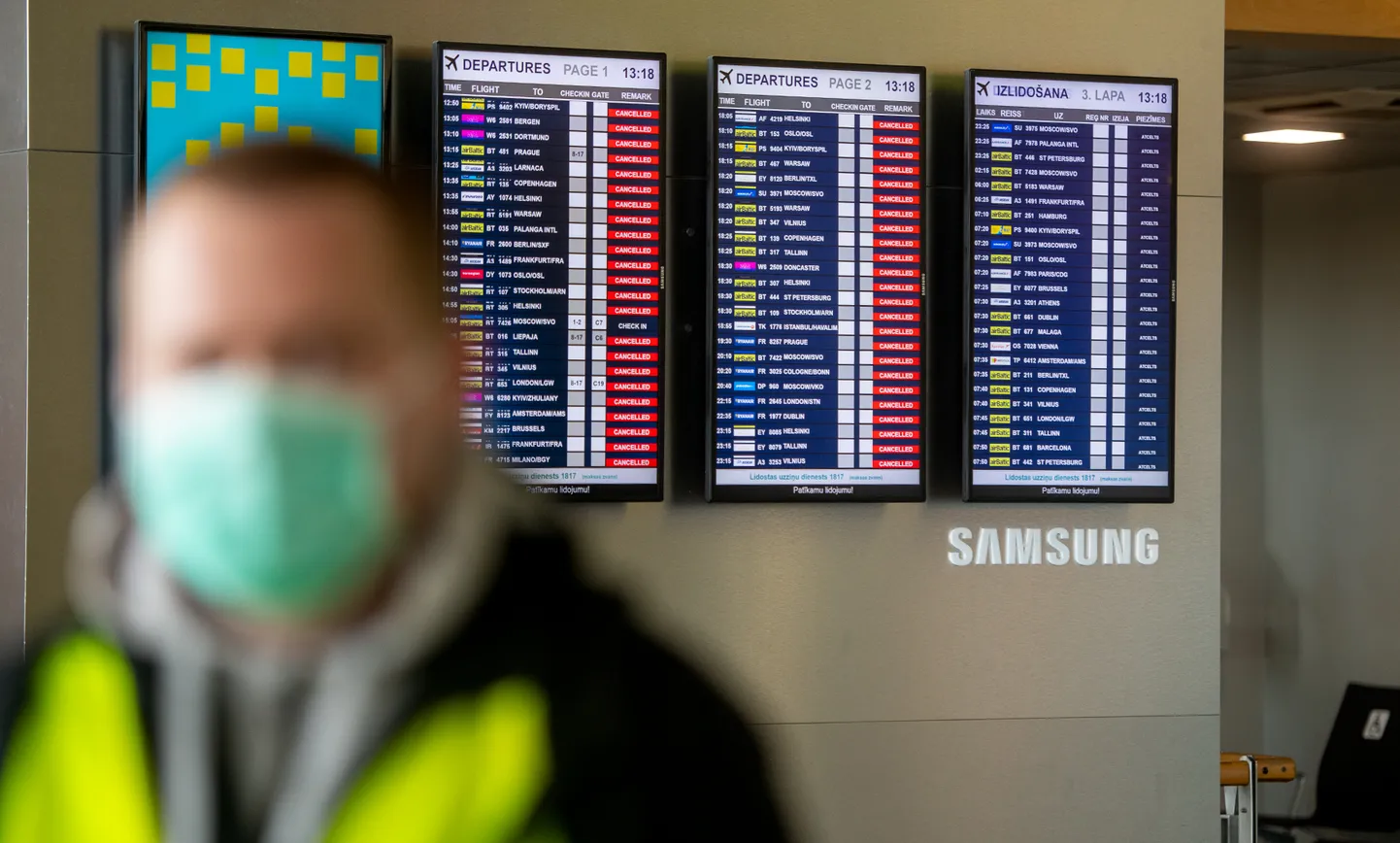 Lidostā nebijuši skati, pilnīgs tukšums no cilvēkiem un nolaidušās vairāk nekā 50 lidmašīnas