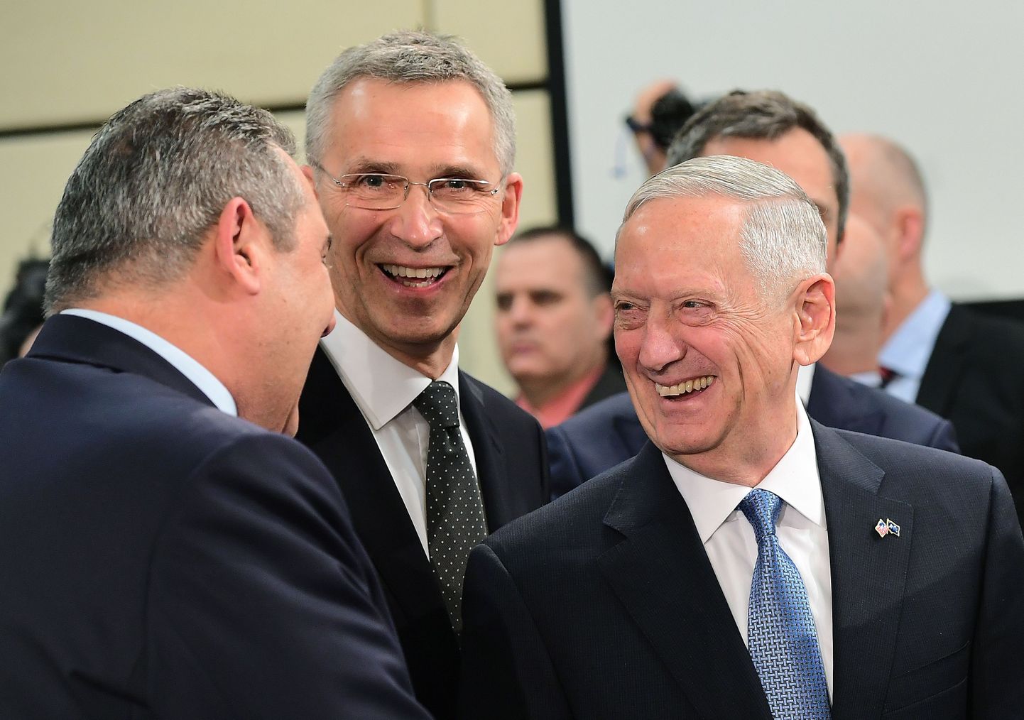 Kreeka kaitseminister Panos Kammenos, NATO peasekretär Jens Stoltenberg ja USA kaitseminister James Mattis kohtumise avapäeva esimese sessiooni eel.