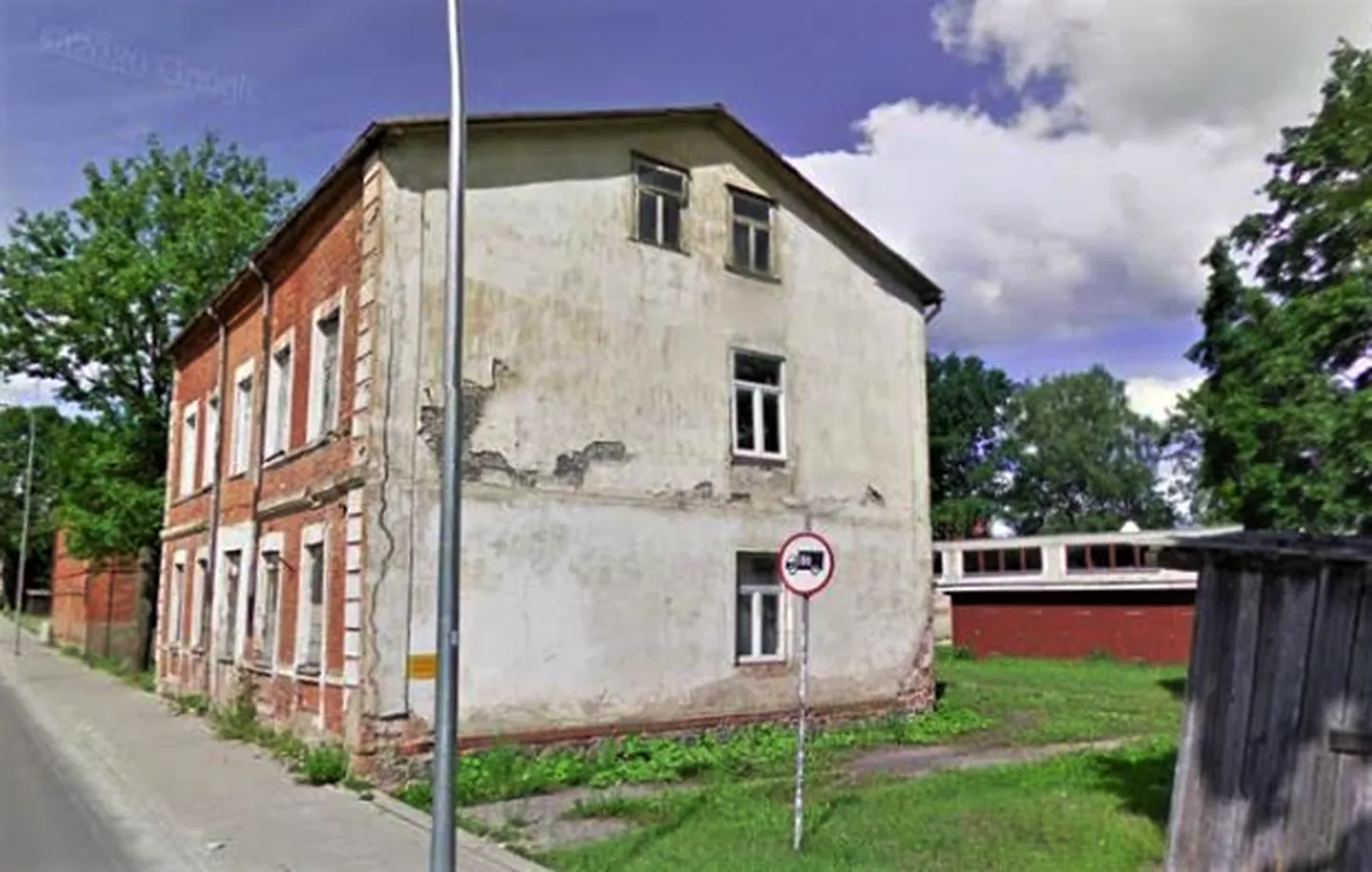 Valga vallavalitsus kutsub üles esitama hinnapakkumist Valga linnas Vahtra tn 11 kinnistul asuva lagunenud korterelamu ja kuuri lammutamiseks ning maa-ala heakorrastamiseks.