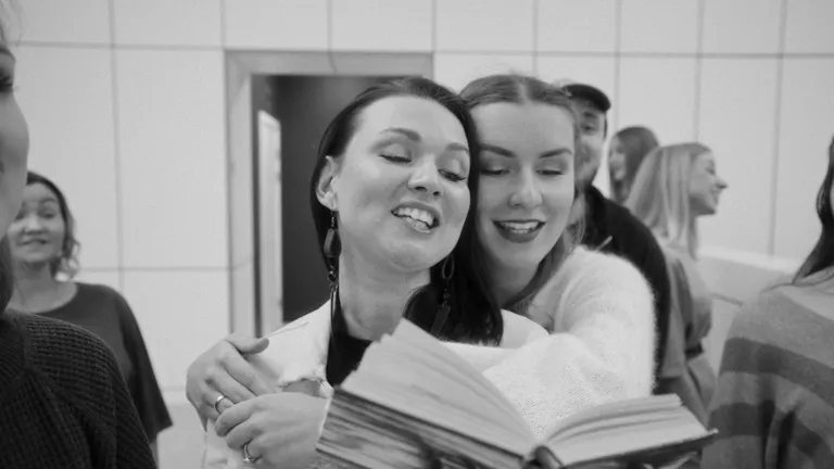 Priekšplānā, ar grāmatu – komponiste Elīna Ose.