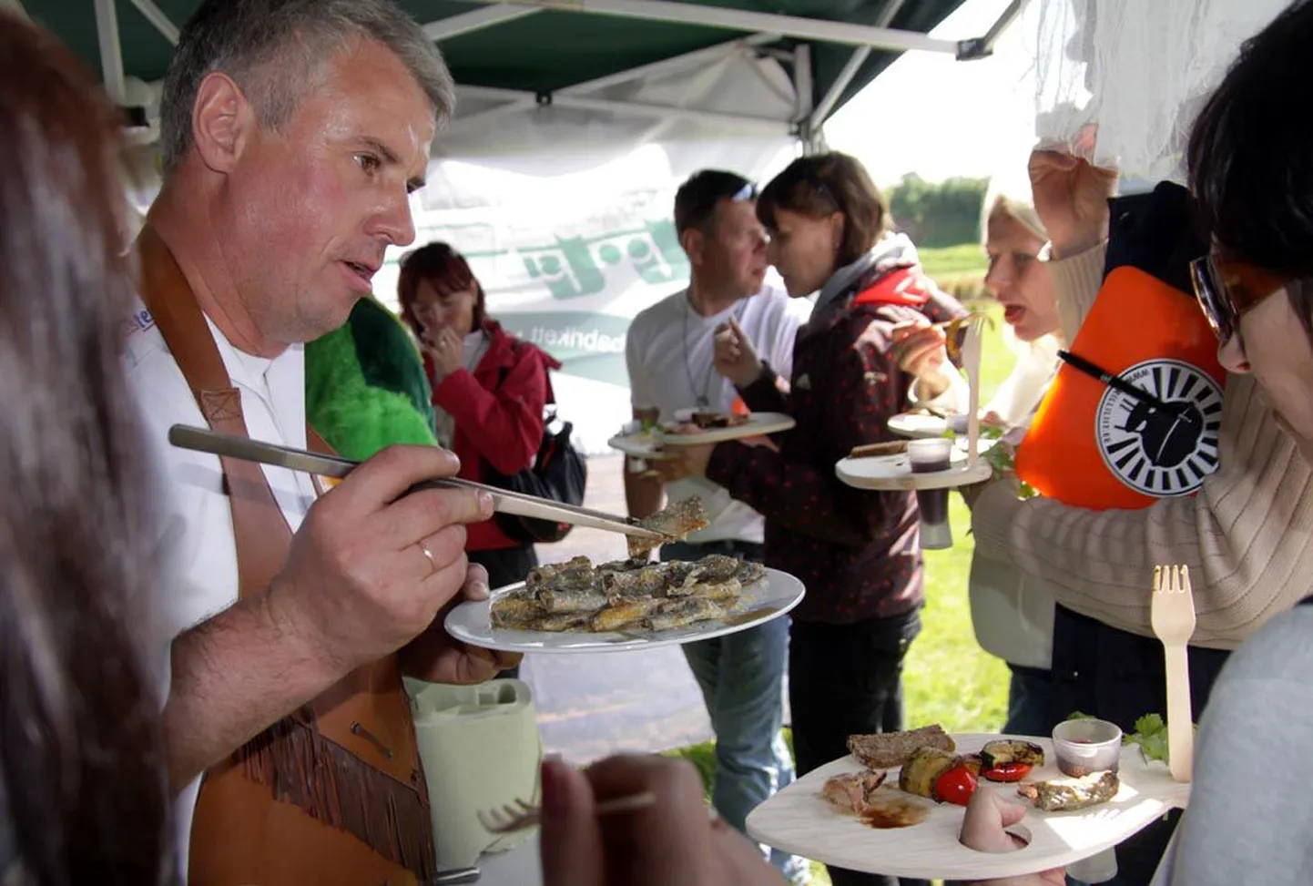 Pärnumaa grillimise meistrivõistlused eelmisel aastal. Pildil võistkond Västriku ulitsa & Virumaa barbecue team’i kätetöö proovimine.