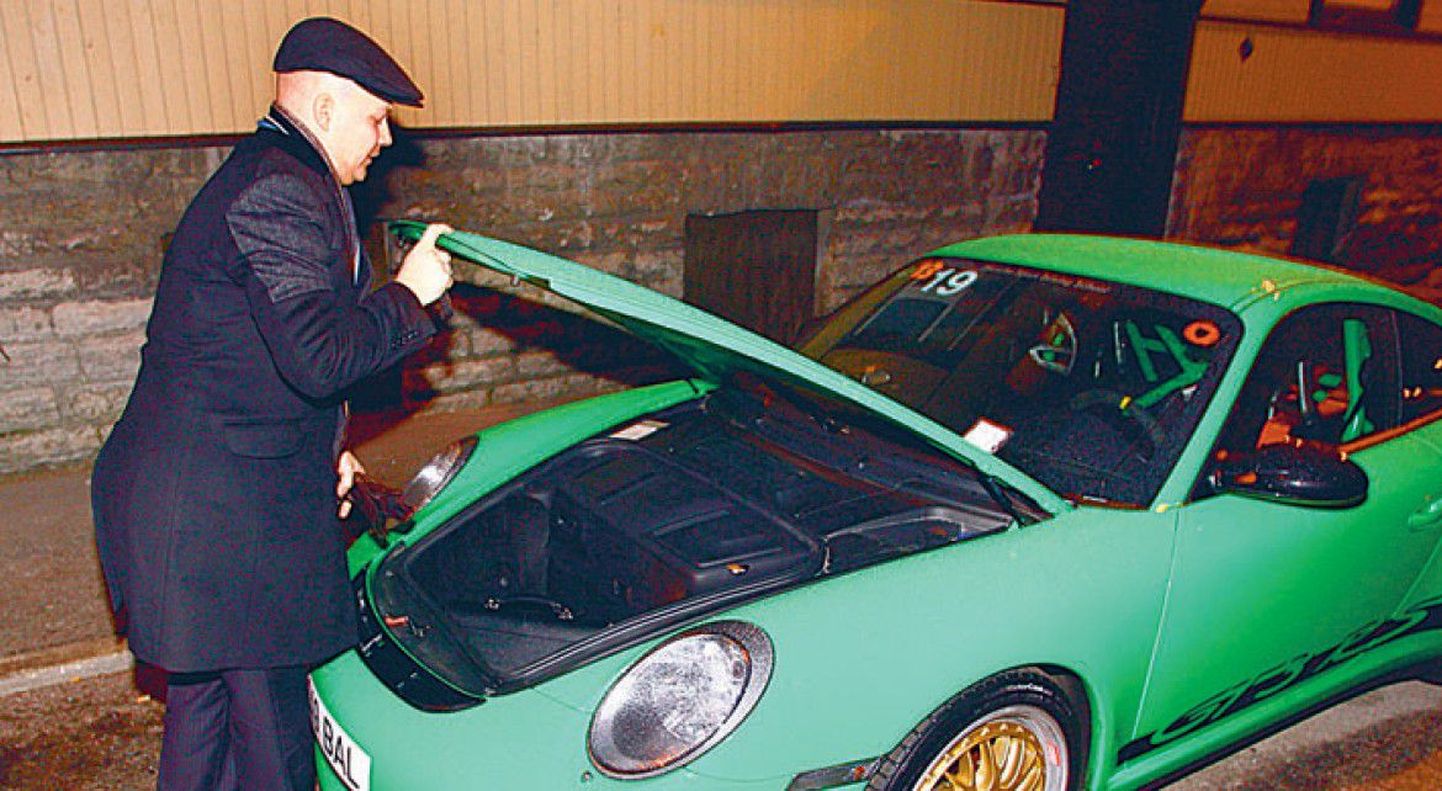 Üks süüdistatavatest, vandeadvokaat Tarmo Sild käis eile Harju maakohtus rohelise Porschega ja sai väärparkimise eest ka trahvi.