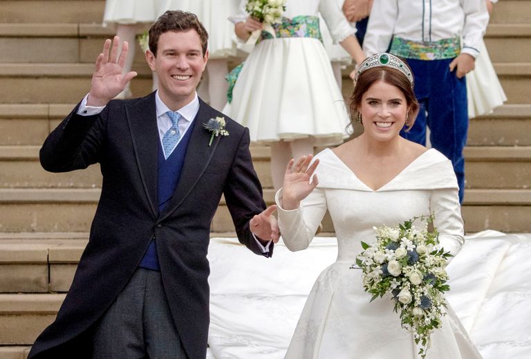 Printsess Eugenie ja Jack Brooksbank oma pulmapäeval Windsori lossi kabelist lahkumas.