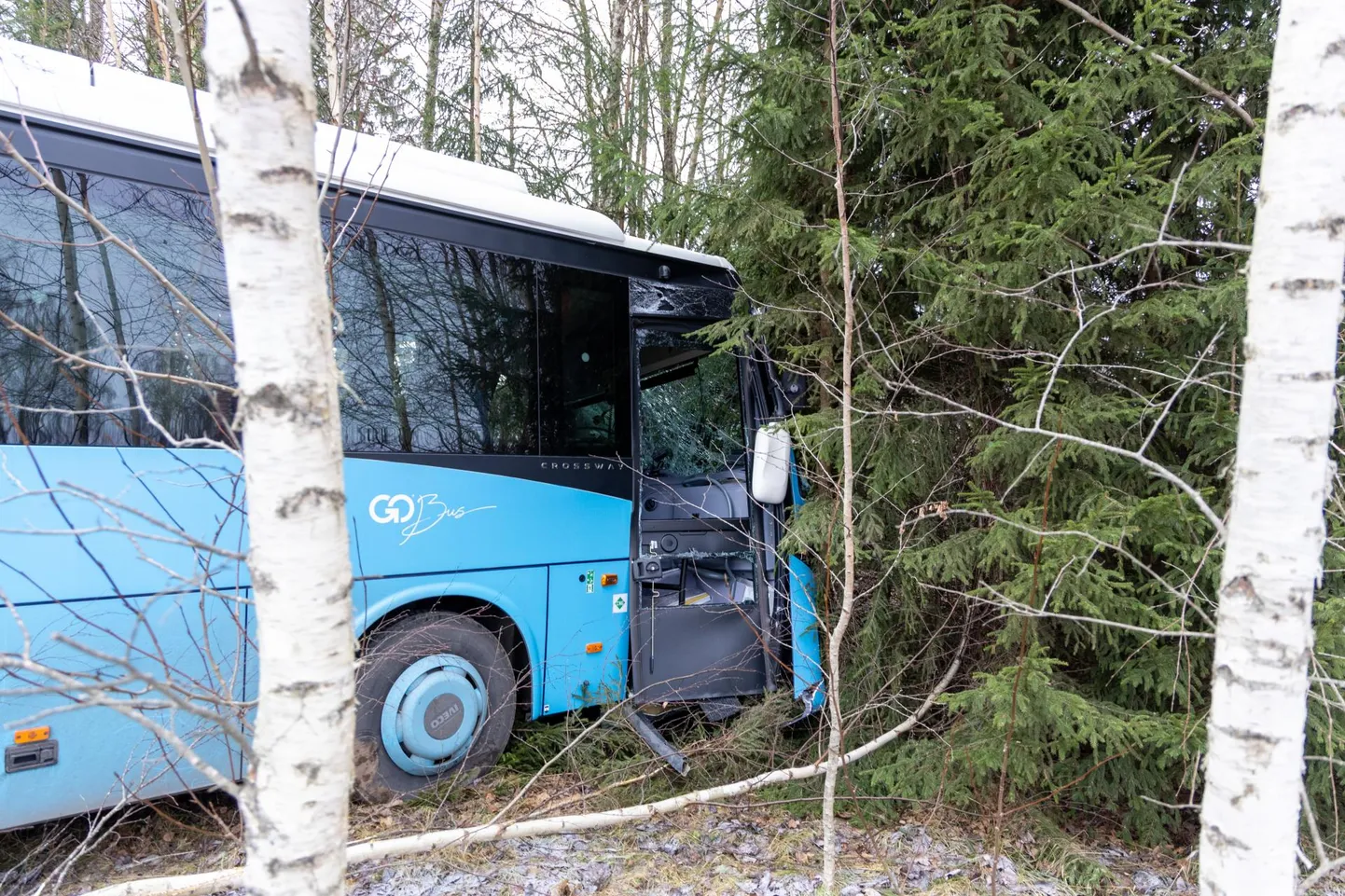Viljandi külje all Kutsari ristmikul asetleidnud kokkupõrke tagajärjel paiskus buss teelt paarikümne meetri kaugusele võssa ning selles sai viga kuus inimest. Suur veok jäi seisma keset teed ja juht viga ei saanud.