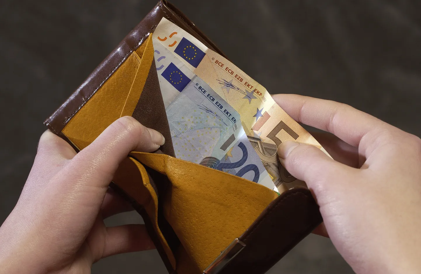 3000 eurot