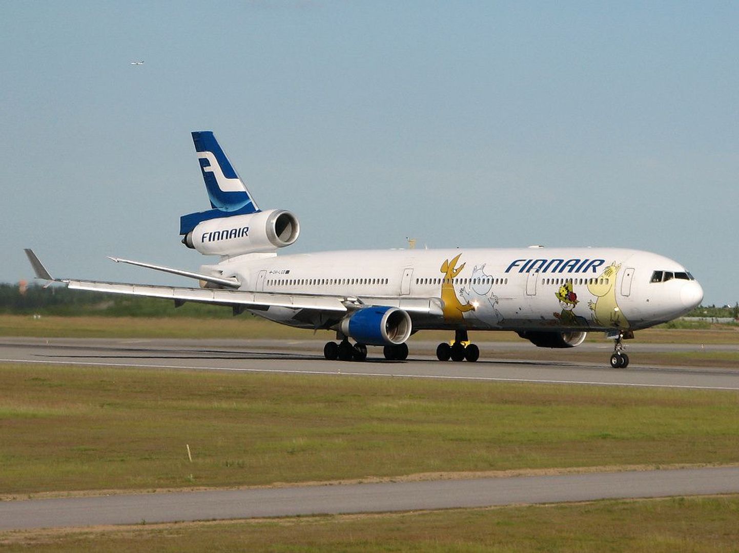 Finnairile kuuluv MD-11 Helsingi-Vantaa lennuväljal.