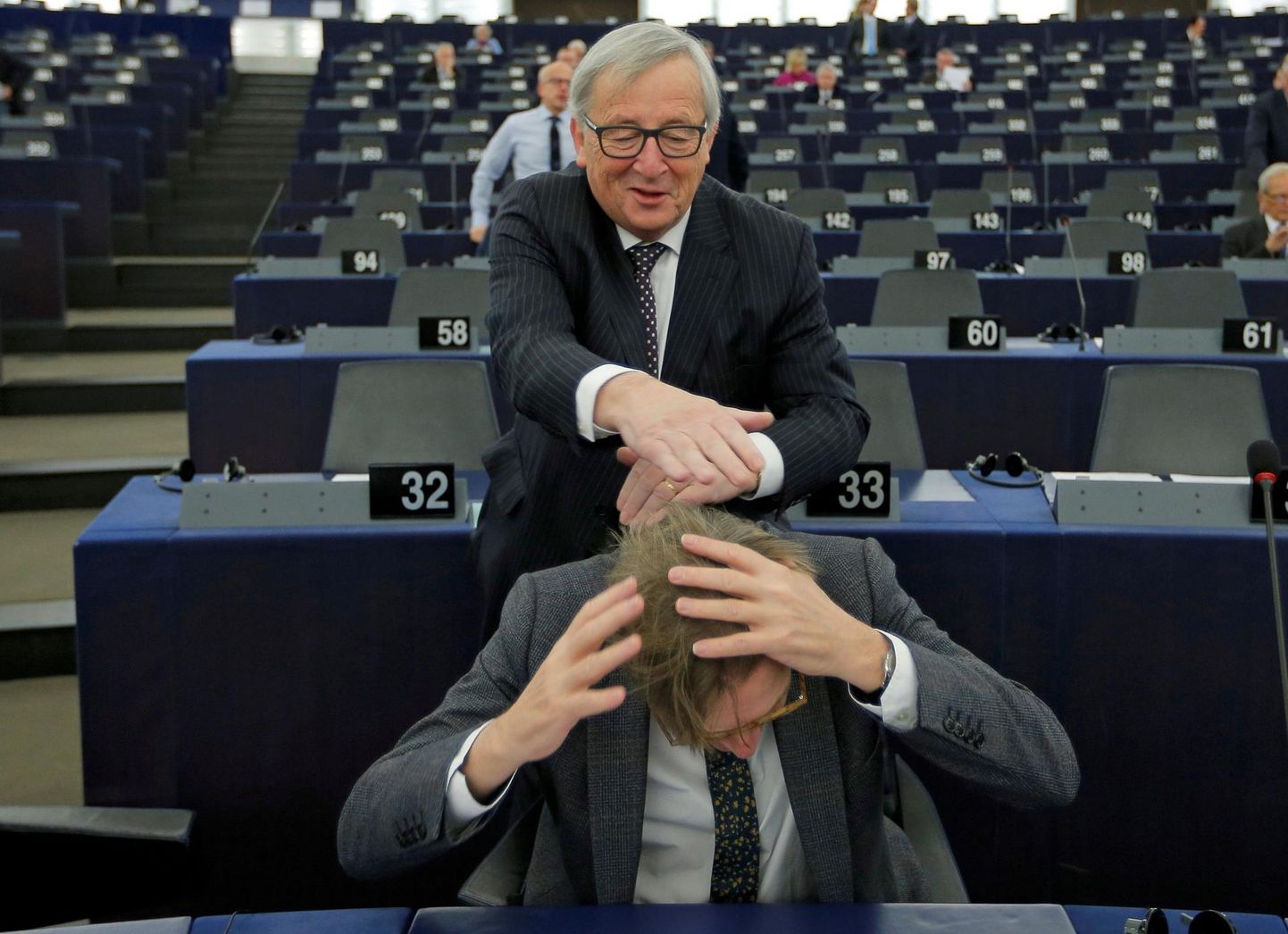 Euroopa Komisjoni president Jean-Claude Juncker sasimas ALDE fraktsiooni juht Guy Verhofstadti pead Euroopa Parlamendi saalis Strasbourgis 6. veebruaril 2018. aastal.