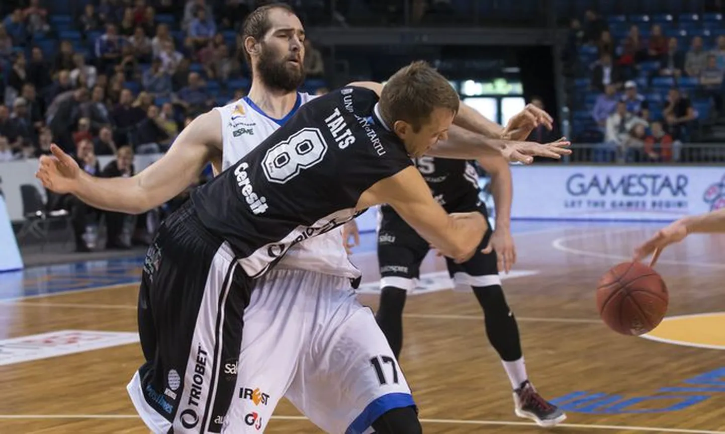 Mario Delaš (valges).