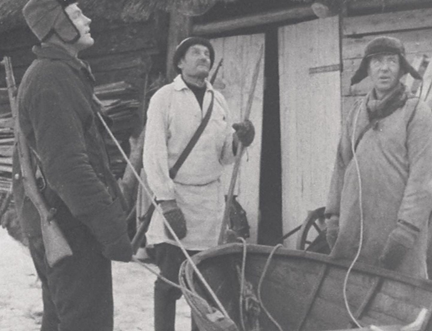 Kolm Ruhnu hülgekütti, filmi “Ülgepüüdäjäd” peategelast, kelle argipäeva kajastab Mark Soosaare esimene tummfilm.