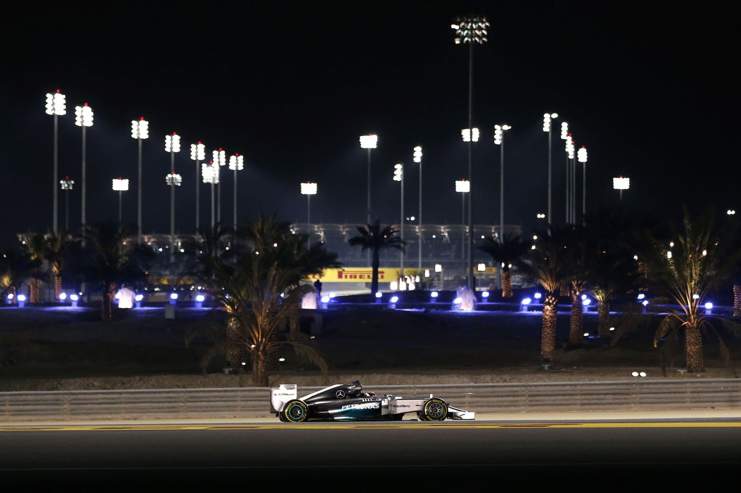 Lewis Hamilton Bahreini õhtupimeduses