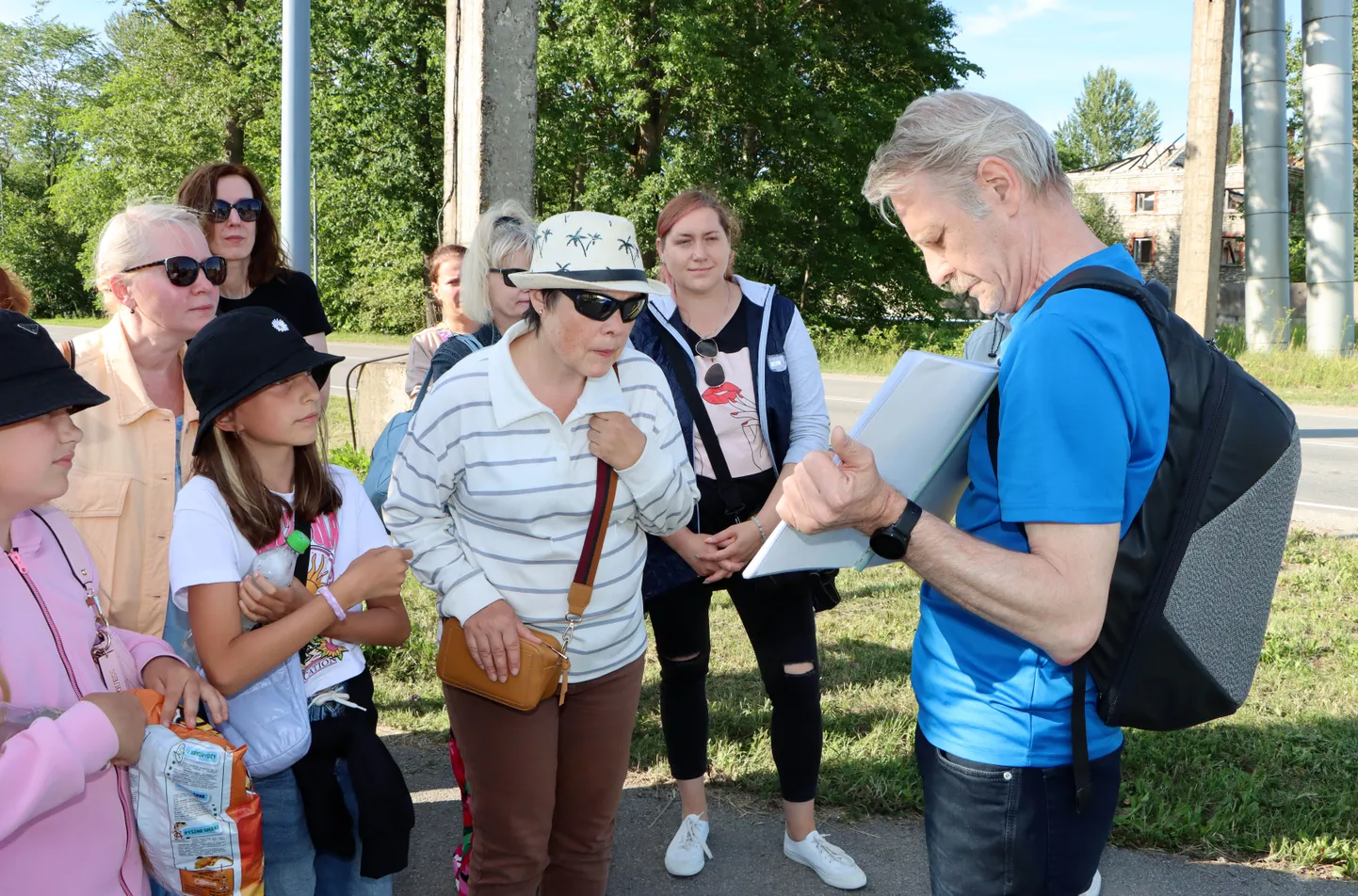 Ainar Varinurm võttis Kohtla-Järve ringkäigule kaasa terve paki ajaloolisi fotosid ja kaarte, et ekskursandid saaksid oma silmaga näha, millest siin kõik alguse sai.