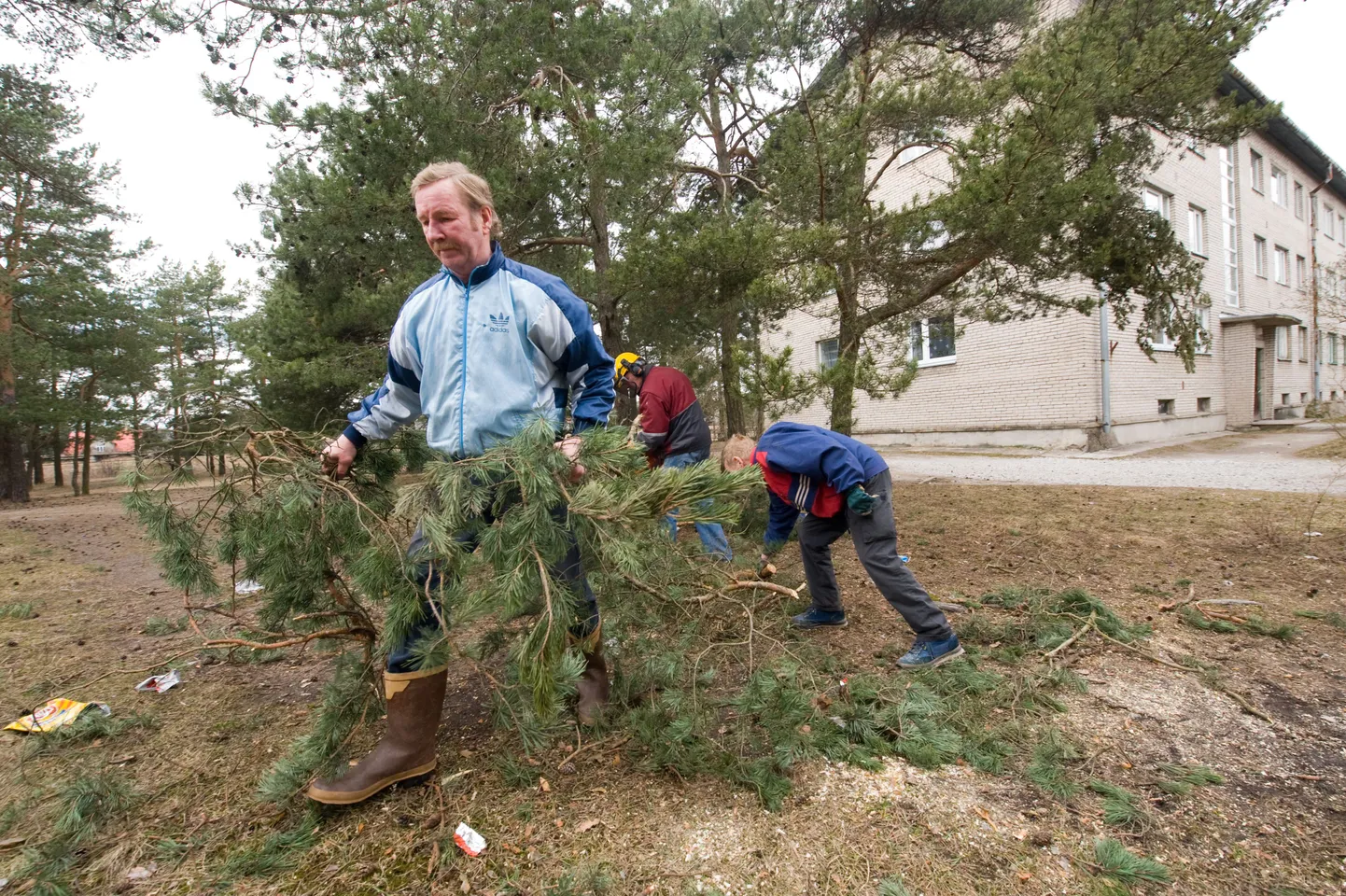 Töötud heakorratöödel Pääskülas.