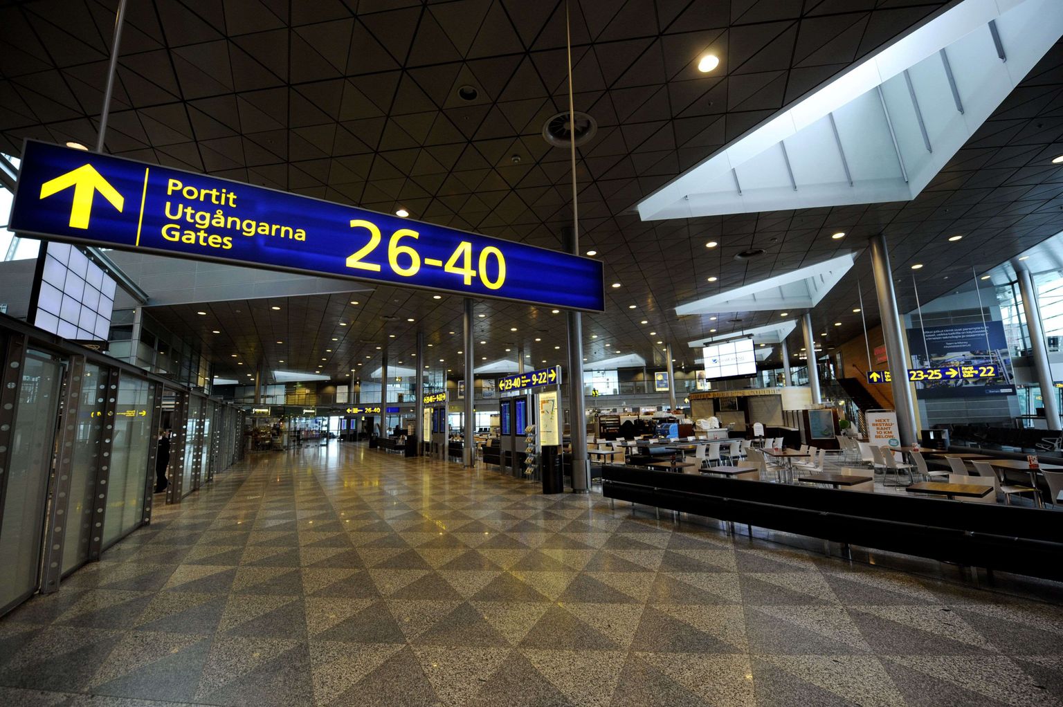 Helsingi Vantaa lennujaama reisiterminal.