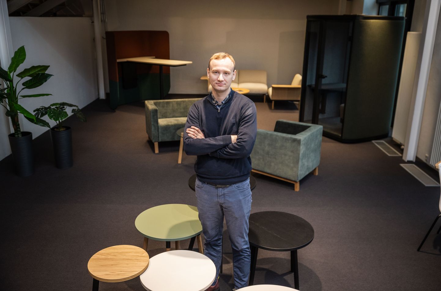 Mööblitootja Standard juht Jonatan Karjus firma uues esinduspoes.