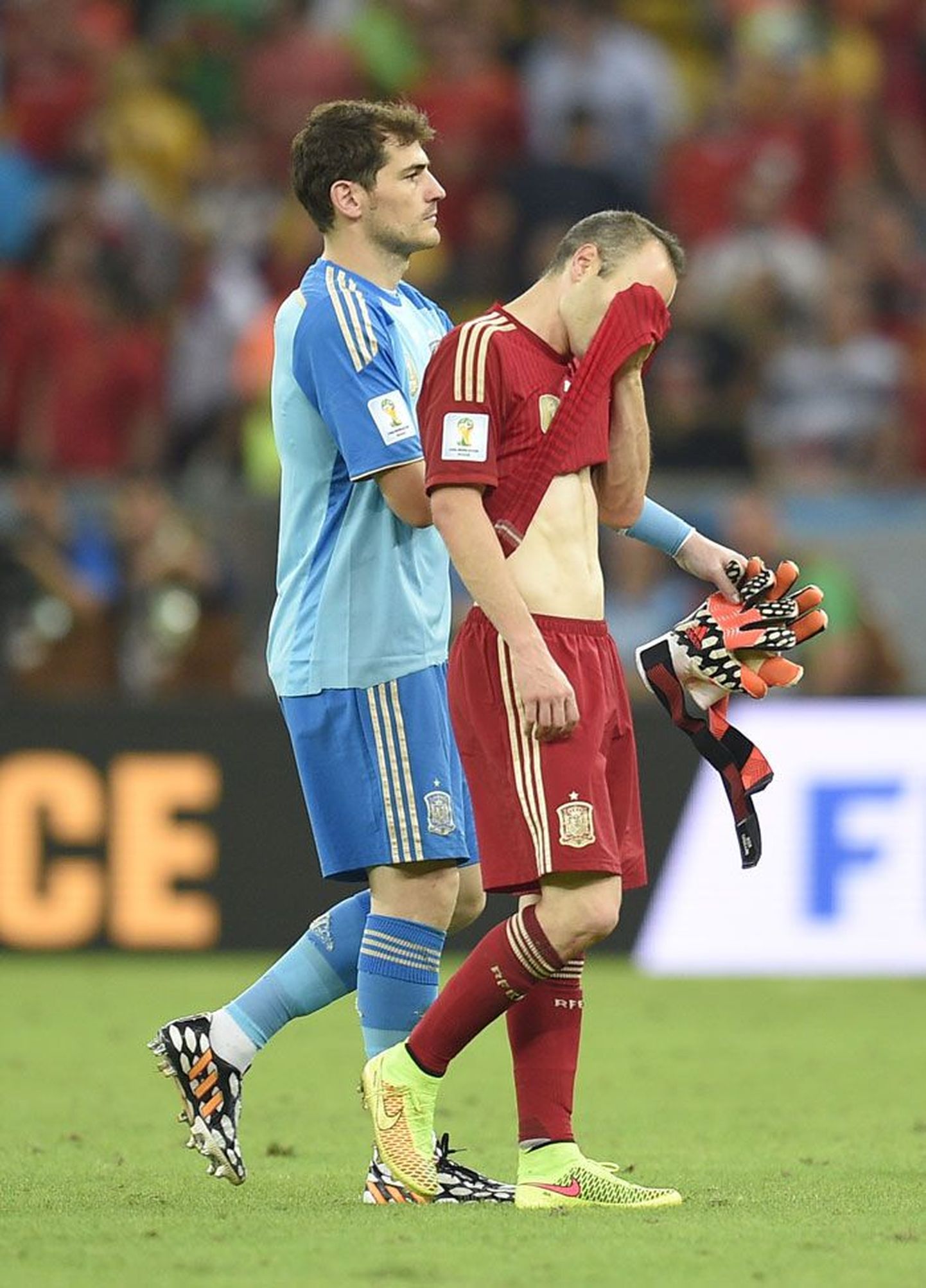 Karjääri jooksul kõikvõimalikke tiitleid võitnud Iker Casillas (vasakul) ja Andres Iniesta pidid Brasiilias tunnistama, et nende valitsemisaeg on saanud läbi.