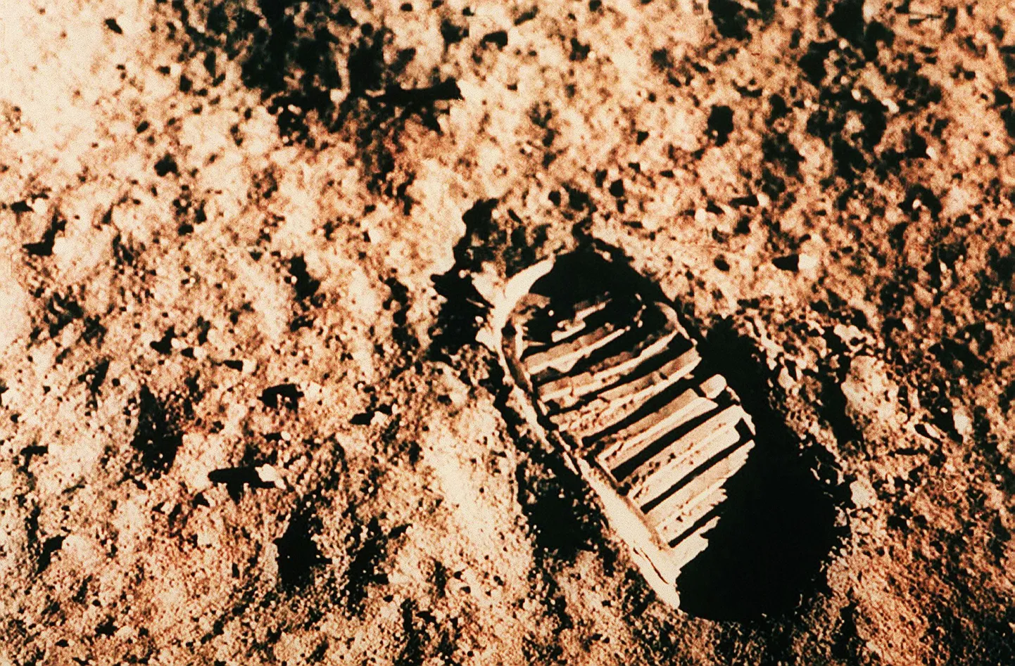 Astronaudi jälg kuu pinnal.