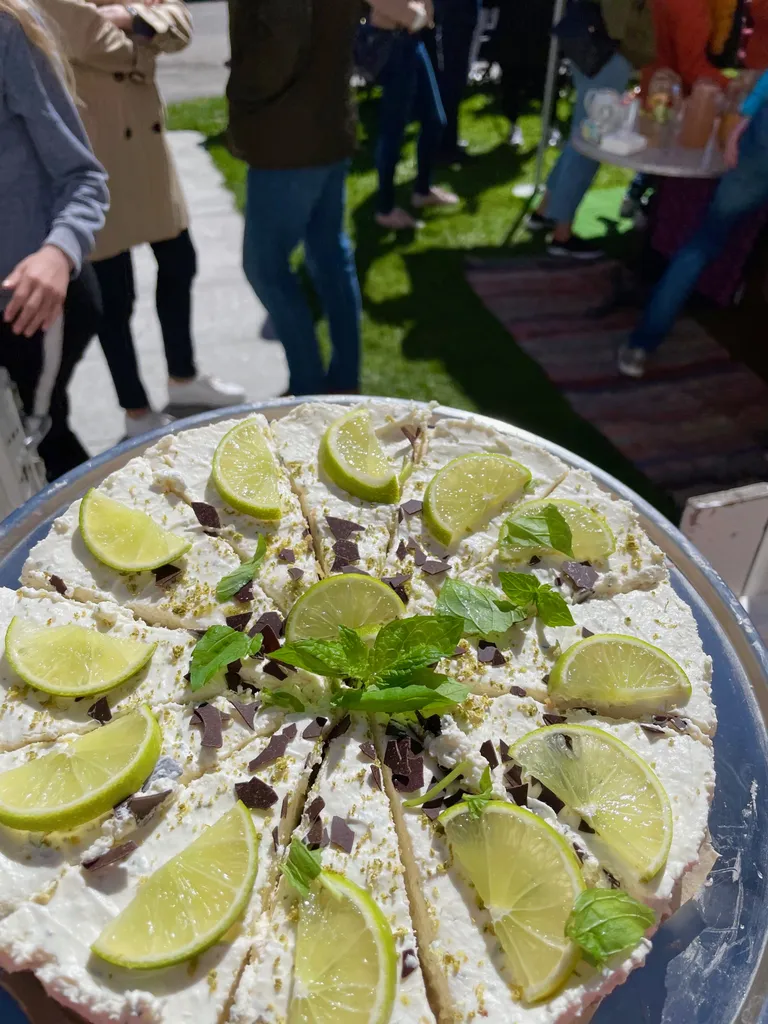 Järjekordne mojito-toorjuustukook liigub letile. Värske mündi ja laimi hea maitse kompenseeris tõsiasja, et koogitükk nüüd päris profi välimusega polnud.