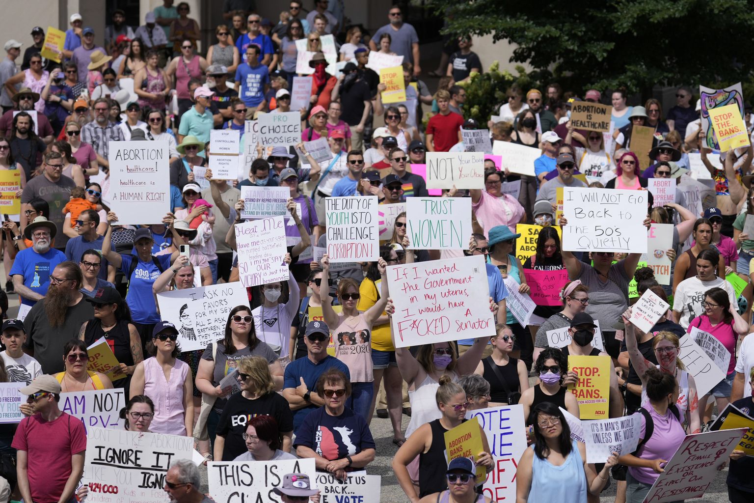 Simtiem cilvēku ASV piedalās protestos pret Augstākās tiesas lēmumu abortu jautājumā.