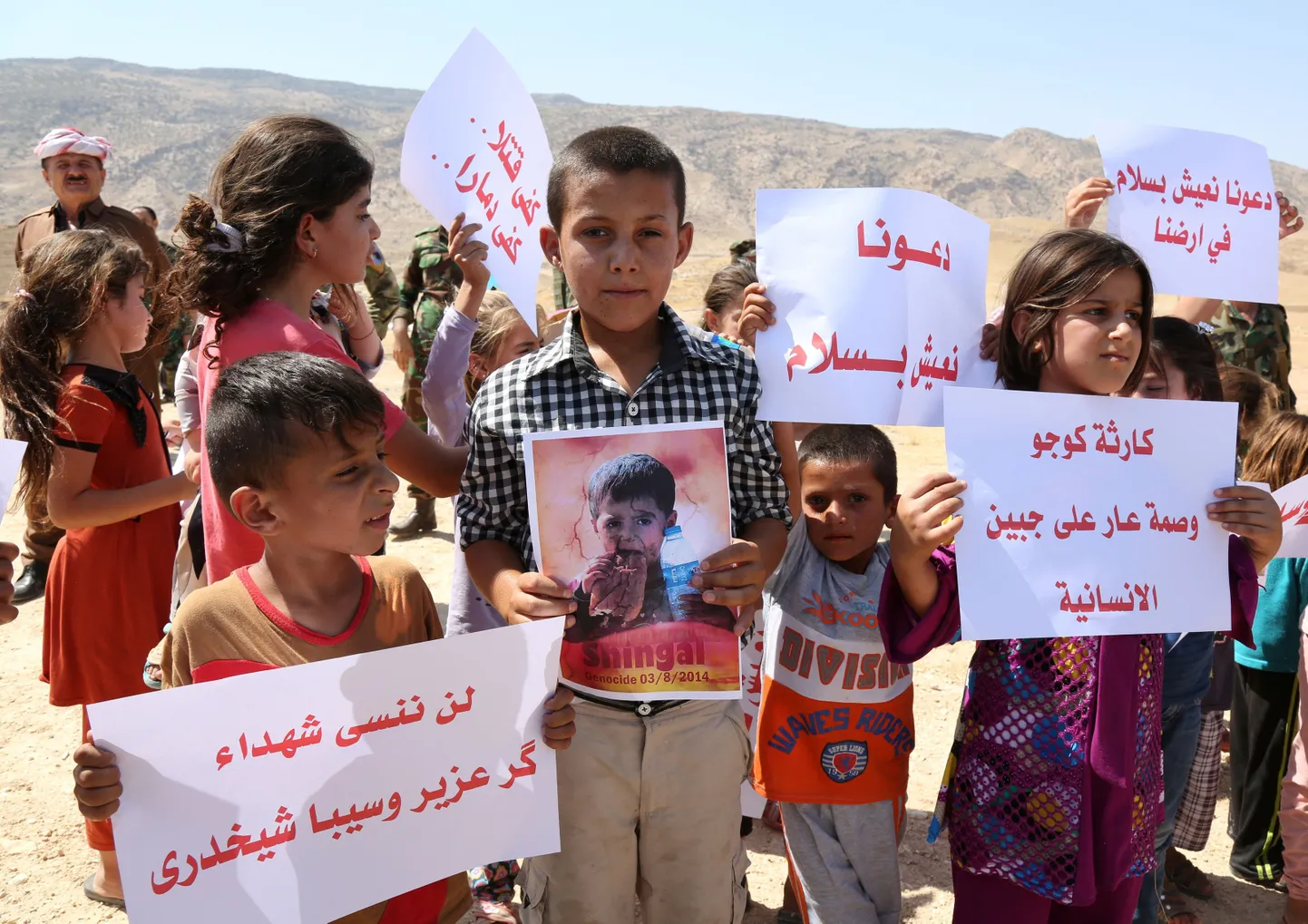 Iraagi kurdide lapsed plakatitega, mis kuulutavad muuhulgas «Laske meil rahus elada».