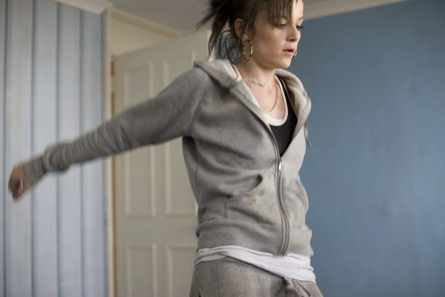 15-aastane Mia (Katie Jarvis) on probleemne teismeline, kes leiab lohutust tantsimisest.