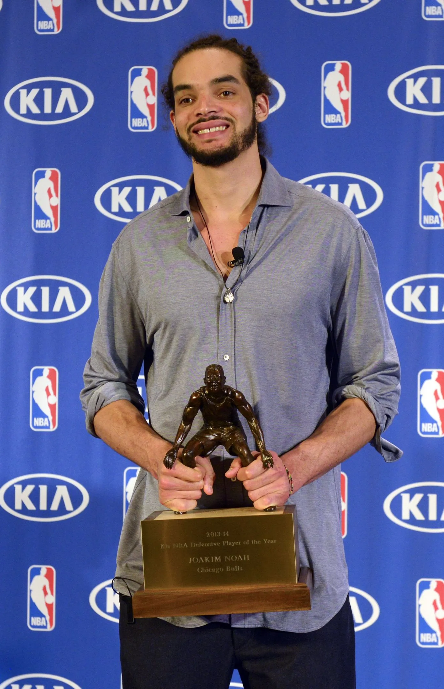 Joakim Noah aasta parima kaitsemängija tiitlit vastu võtmas.