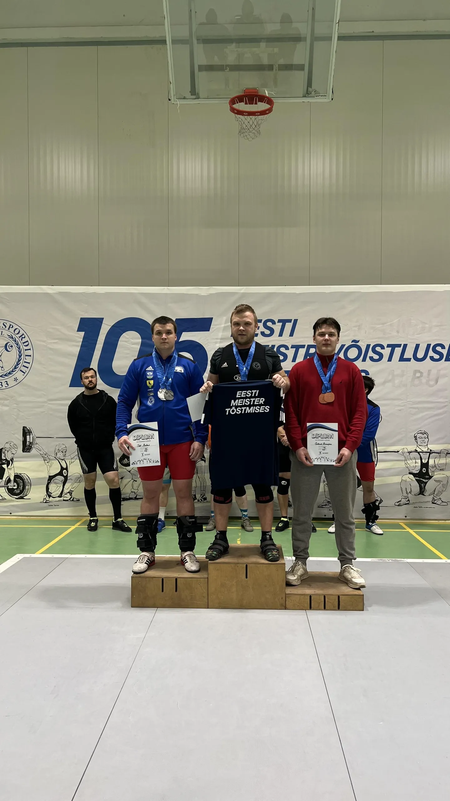 Laupäeval selgitati Tallinnas Eesti meistreid tõstmises. Fotol on kaaluklassi kuni 102 kilogrammi esikolmik, kuhu pääses kaks Olustvere spordiklubi tõstjat: Eesti meistriks tuli Andres Viksi (keskel) ja pronksile Gabriel Künnapuu (paremal). Hõbeda teenis Vargamäe spordiklubi esindaja Teet Karbus.
