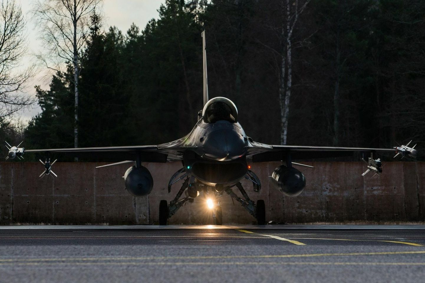 Hävituslennuki F16 tippkiirus on 2400 kilomeetrit tunnis ja lennukaugus üle 4200 kilomeetri.