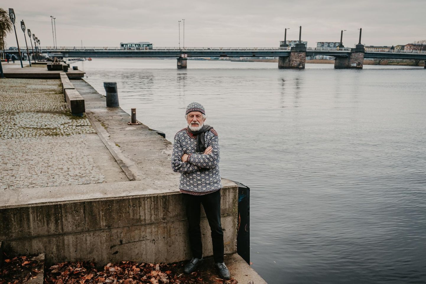 Läänemere kunstisadama eestvedaja Mark Soosaar seisab seal, kus maale peaks kerkima näitusemaja ja jõele üheksa Läänemere-äärse riigi paviljonid.