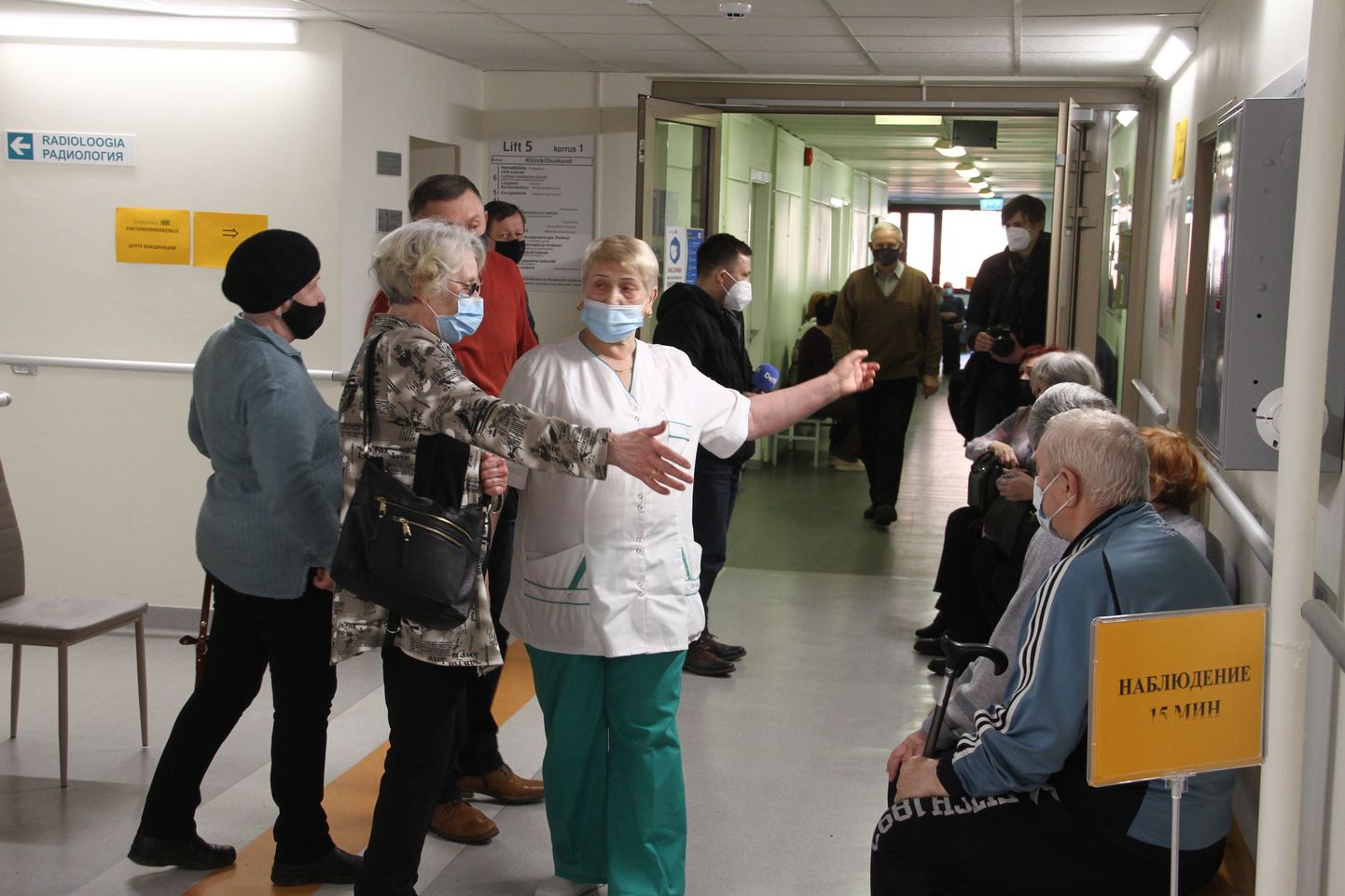 В Нарвской больнице вакцинируют людей старше 70 лет.