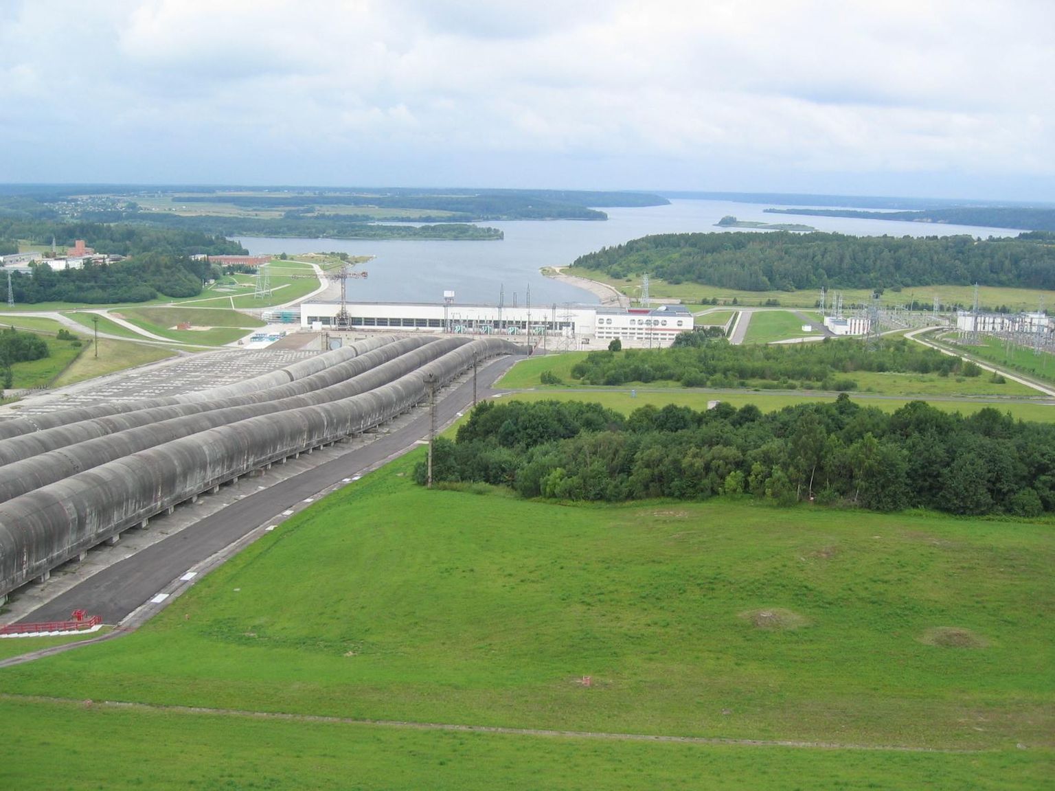 Leedus Kruonises paiknev hüdropumpjaam - 103,5 meetrise kõrguste vahega opereeriv pumpsalvesti. Ülemises reservuaaris on 48 miljonit kuupmeetrit vett. 1998. aastal valminud energiasalvesti suudab tagada 900 MW elektrivõimsuse 12 tunniks.