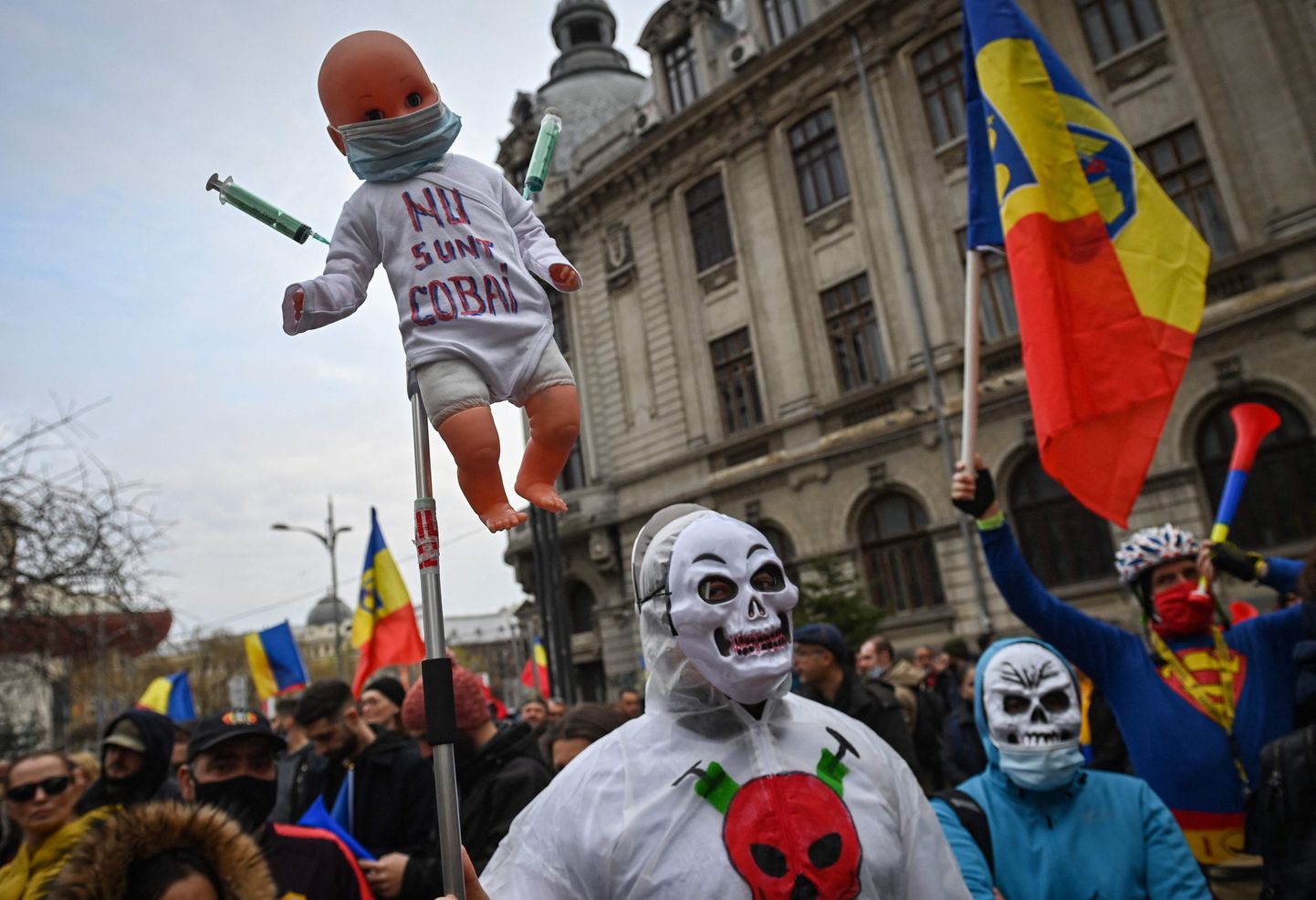 Koroonaviiruse piirangute vastane meeleavaldus Rumeenias Bukarestis 3. aprill 2021.