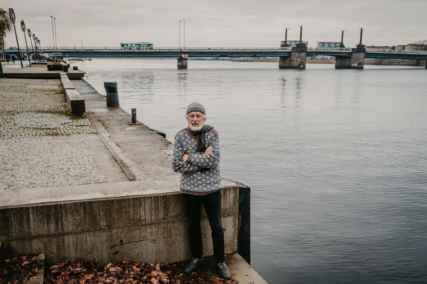 Läänemere kunstisadama eestvedaja Mark Soosaar seisab seal, kus maale peaks kerkima näitusemaja ja jõele üheksa Läänemere-äärse riigi paviljonid.
