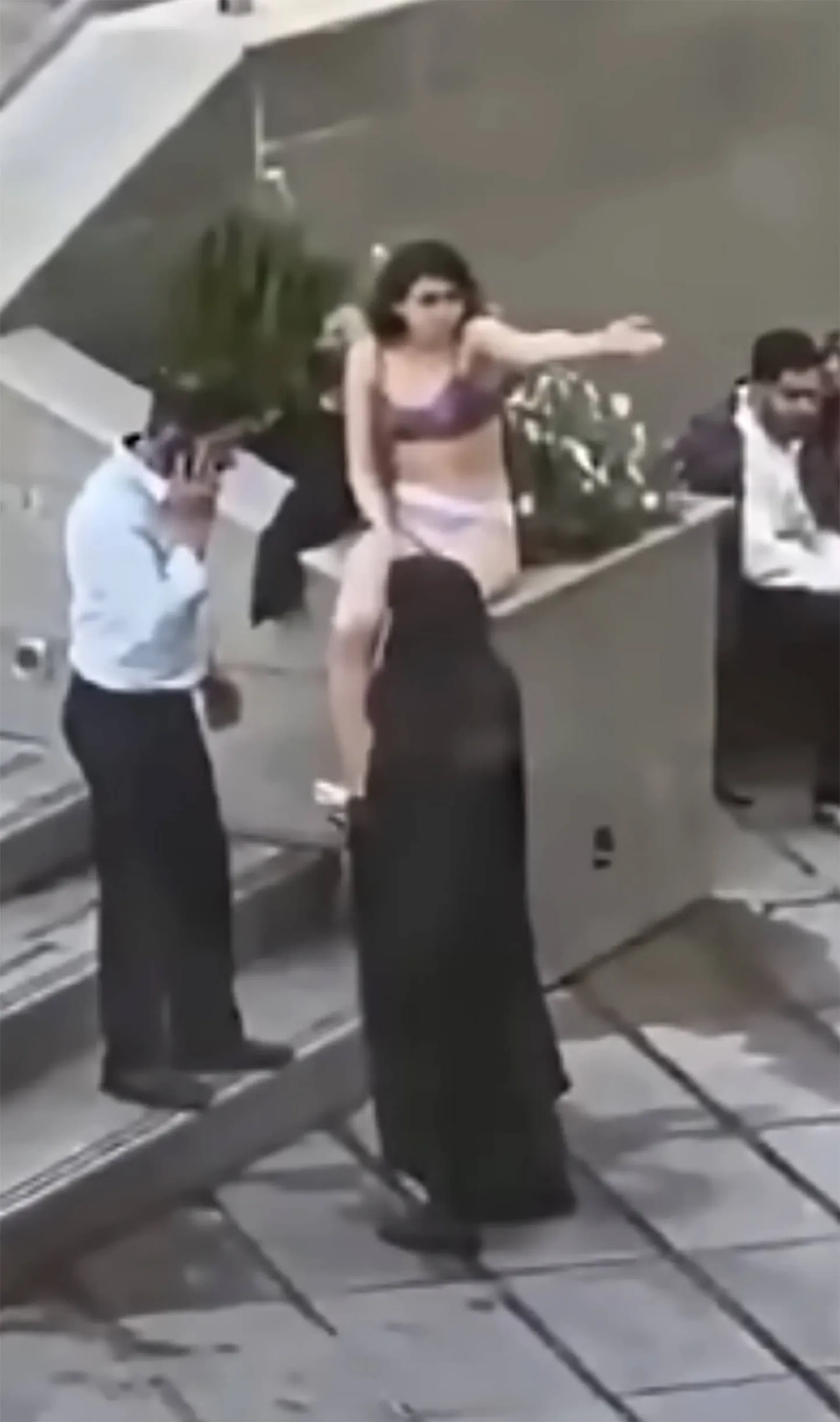 Ahou Daryaei Azadi ülikooli linnakus protestimas.