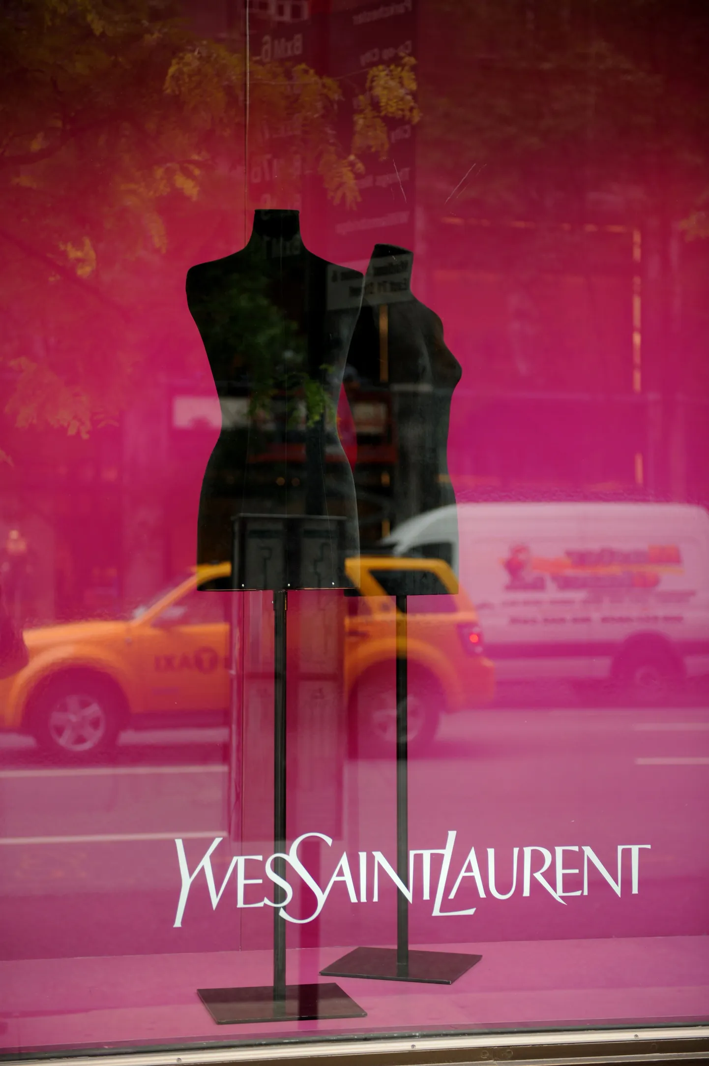 Витрина бутика Yvews Saint Laurent. Снимок иллюстративный.