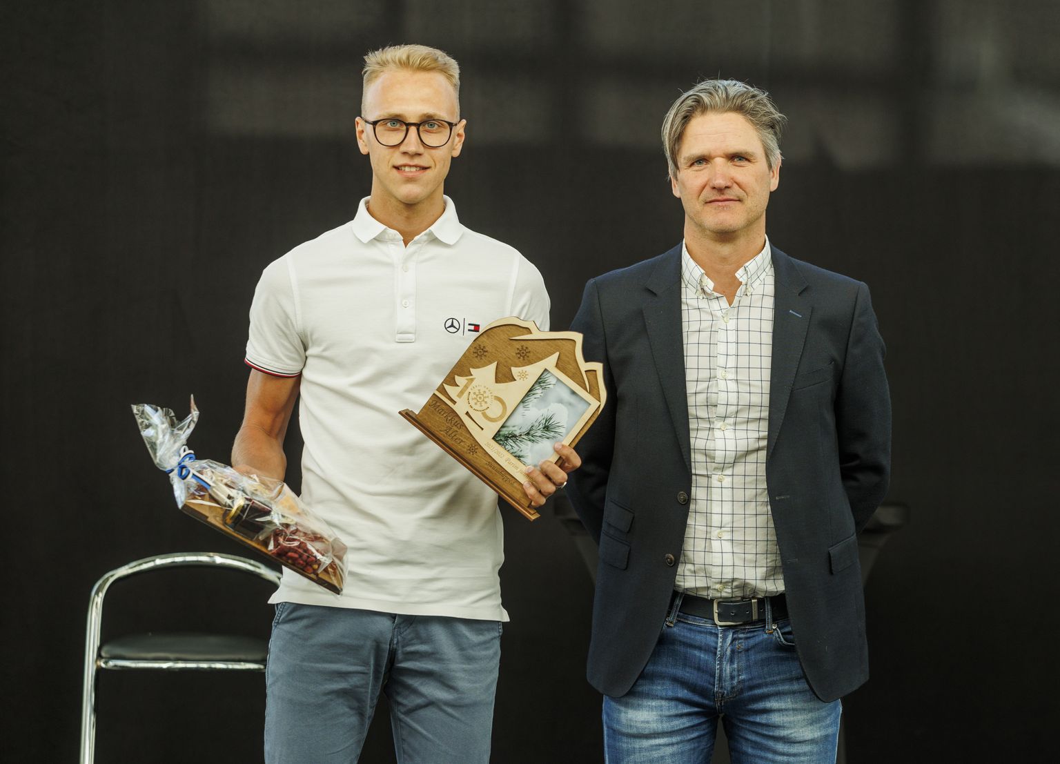 Suusahüpetes valiti parimaks juunioriks otepäälane Markkus Alter, kes jäi autasustamisel pildile koos kunagise kahevõistleja Ago Markvardtiga.