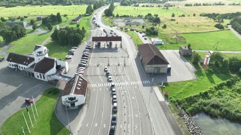 VIDEO ⟩ Praamijärjekord ulatus kiiremal ajal Pädaste ristist edasi. TS Laevad : "Eile oli tõepoolest üks tihe päev."