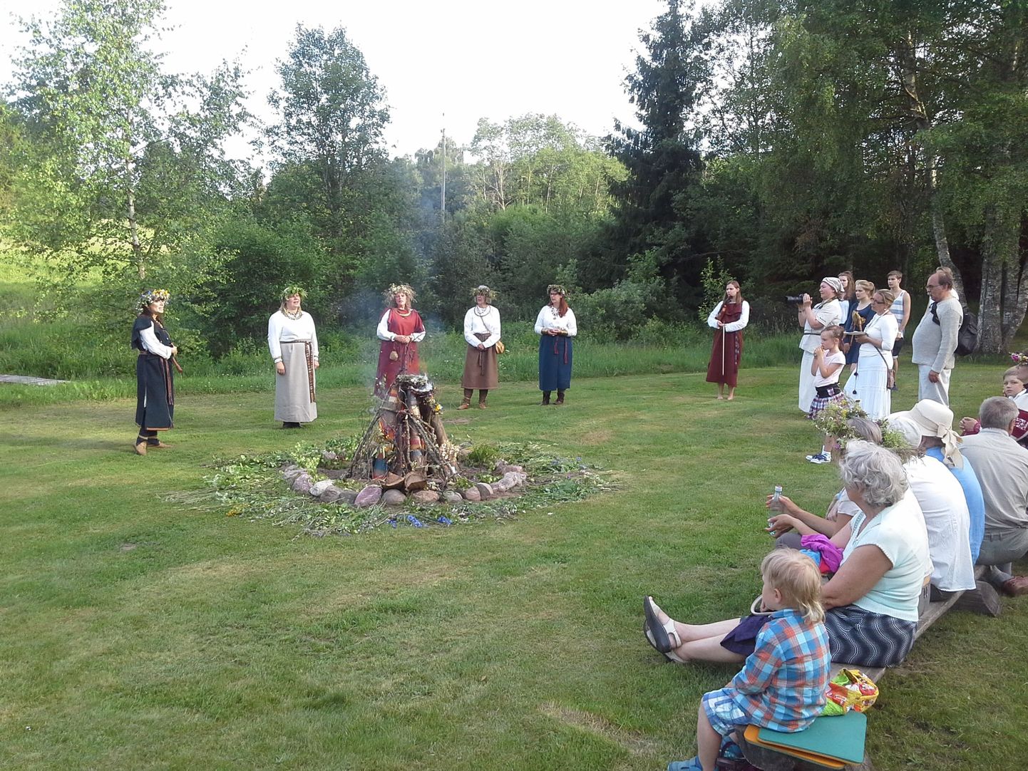 Õdus pärimuslik jaaniõhtu Põlvamaal Karilatsis. Pildil esineb Läti folklooriansambel Vilcenes, kes viis läbi ka jaanilõkkesse andide paneku ja meelitas kokku tulnud inimesed lõpuks ringtantsu.