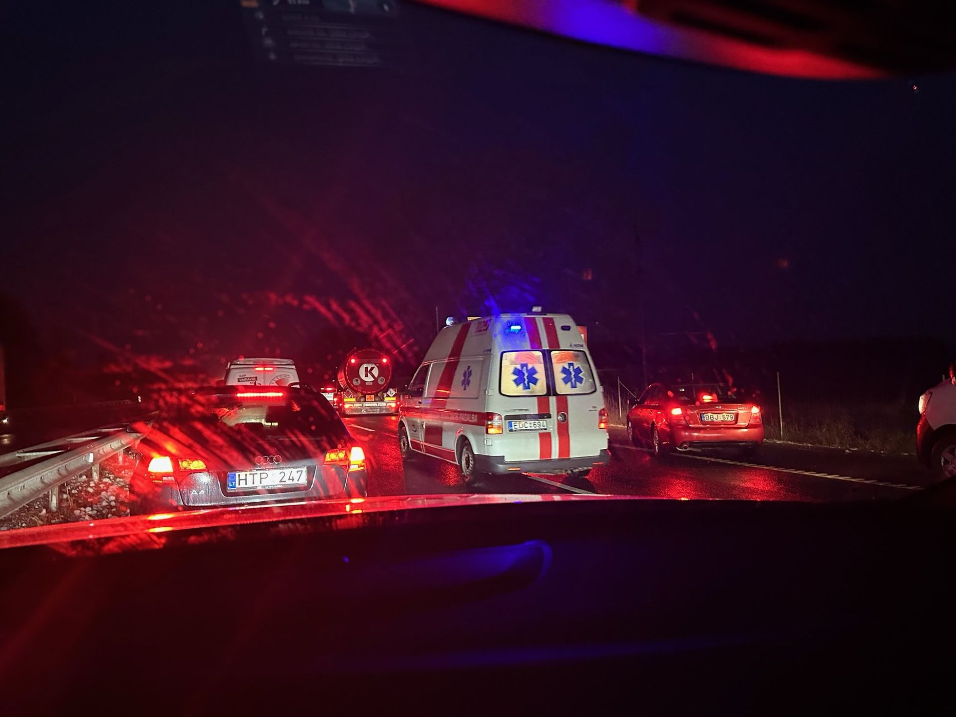 Масштабная авария под Каунасом: 12 автомобилей и два трактора