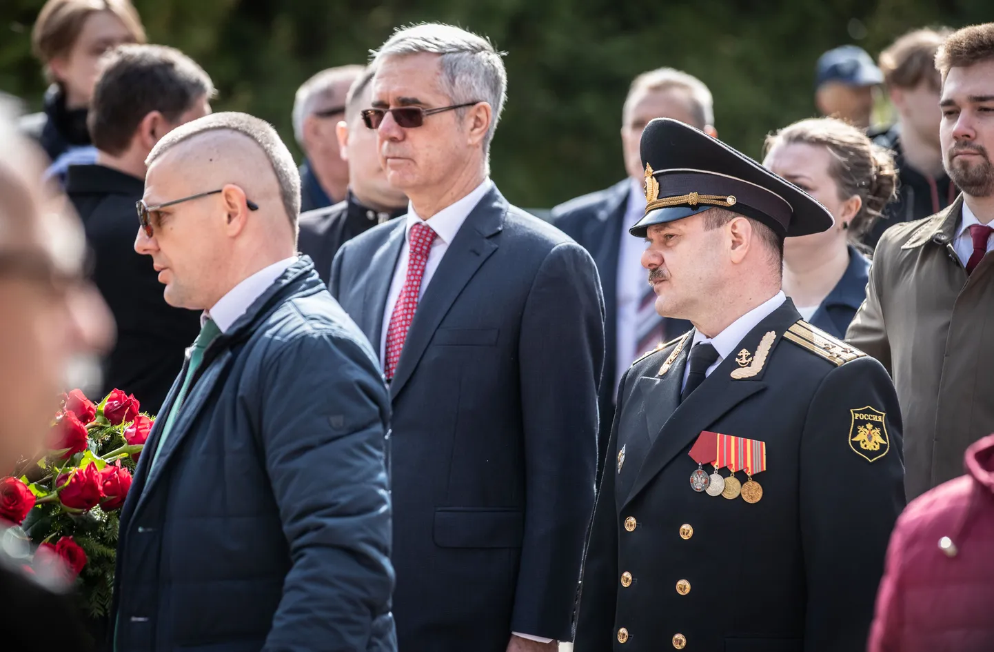 Venemaa suursaadik Eestis Vladimir Lipajev (punase lipsuga) eelmise aasta 9. mail Tallinnas Kaitseväe kalmistul pronkssõduri monumendi juures. Lipajev peab kohvrid pakkima ja 7. veebruariks Eestist lahkuma.