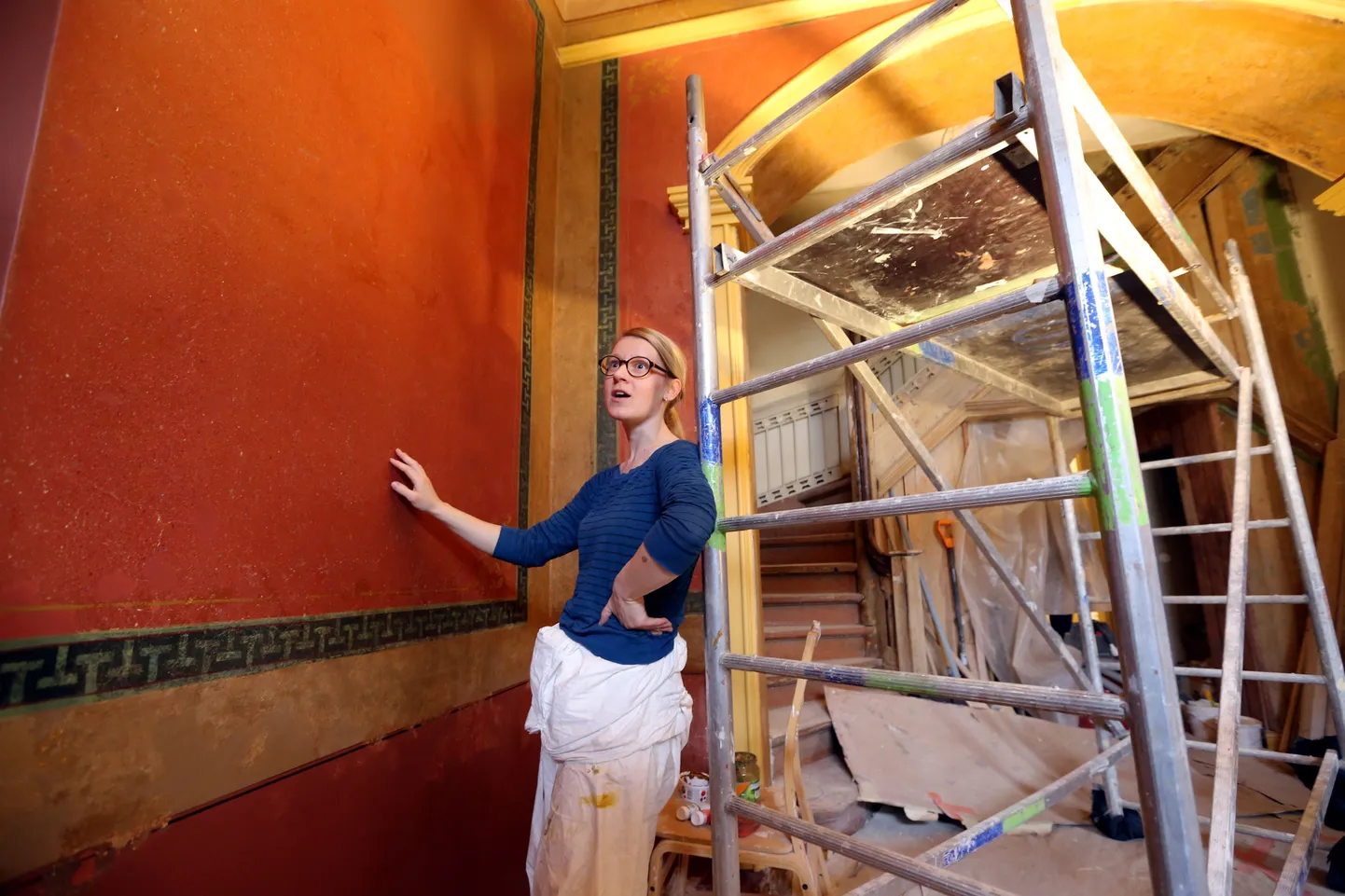 Restauraator Kristiina Ribelus on lõpetamas Tammistu mõisa fuajee maalingute taastamist. Järgmisena hakkab ta tööle hoone paremas tiivas endise mõisaproua toa laemaalingutega.